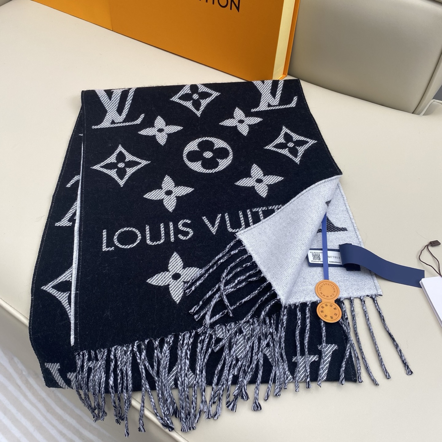 𝐋𝐨𝐮𝐢𝐬 𝐕𝐮𝐢𝐭𝐭𝐨𝐧《 ESSENTIAL2围巾》提花织纹size ：186x34cm 100%精