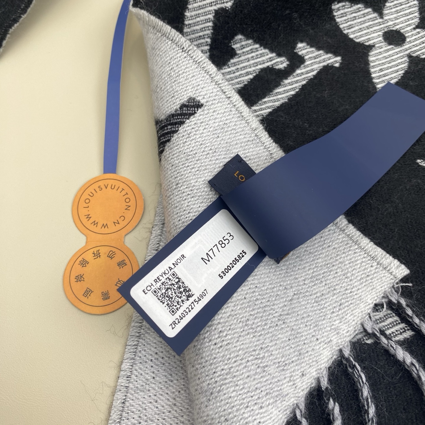 𝐋𝐨𝐮𝐢𝐬 𝐕𝐮𝐢𝐭𝐭𝐨𝐧《 ESSENTIAL2围巾》提花织纹size ：186x34cm 100%精