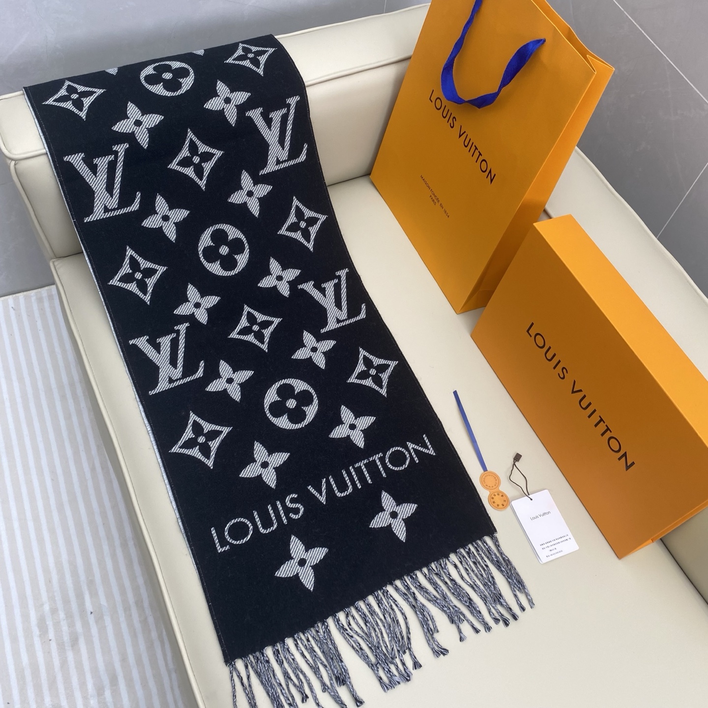 𝐋𝐨𝐮𝐢𝐬 𝐕𝐮𝐢𝐭𝐭𝐨𝐧《 ESSENTIAL2围巾》提花织纹size ：186x34cm 100%精