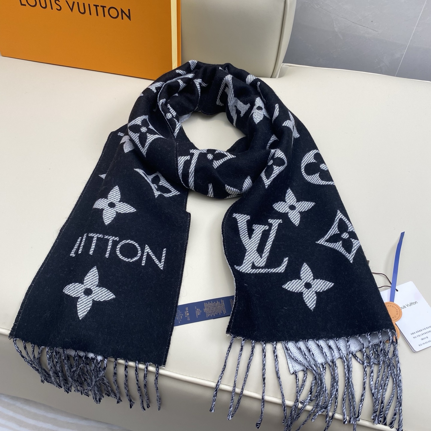 𝐋𝐨𝐮𝐢𝐬 𝐕𝐮𝐢𝐭𝐭𝐨𝐧《 ESSENTIAL2围巾》提花织纹size ：186x34cm 100%精