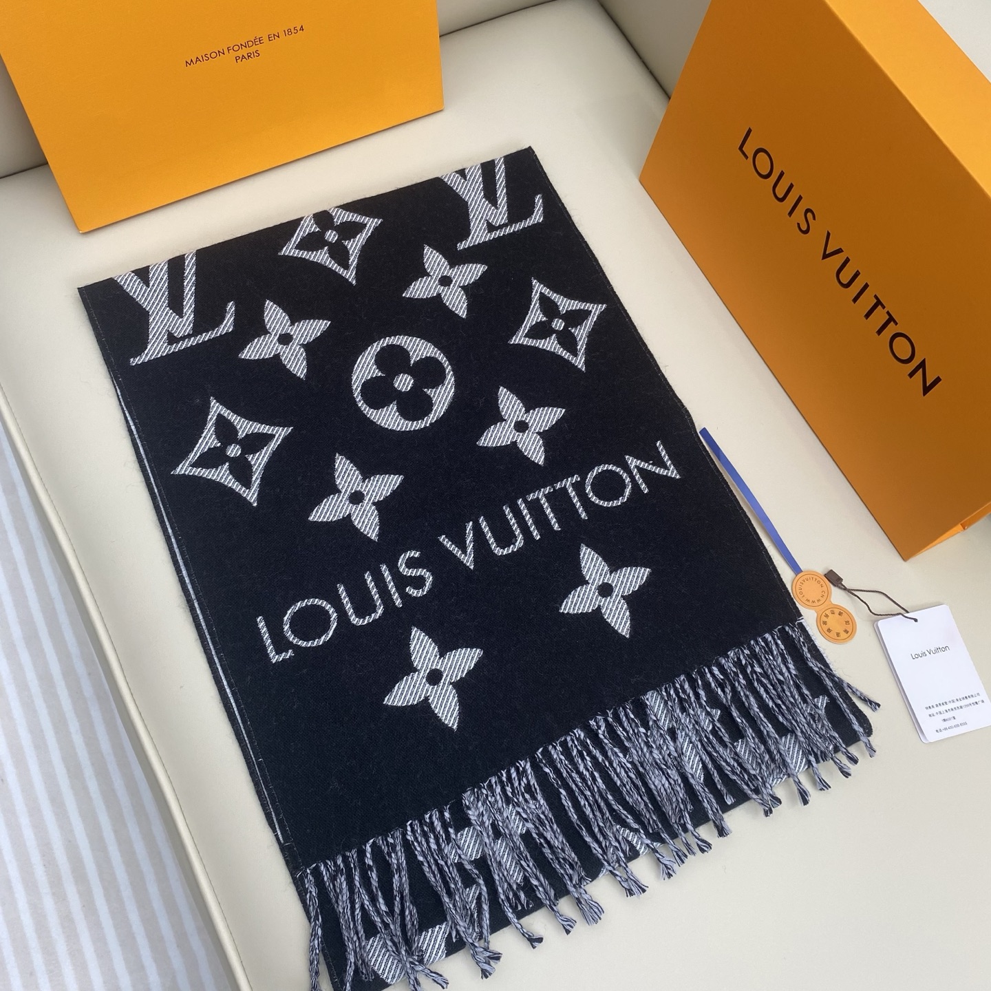 𝐋𝐨𝐮𝐢𝐬 𝐕𝐮𝐢𝐭𝐭𝐨𝐧《 ESSENTIAL2围巾》提花织纹size ：186x34cm 100%精