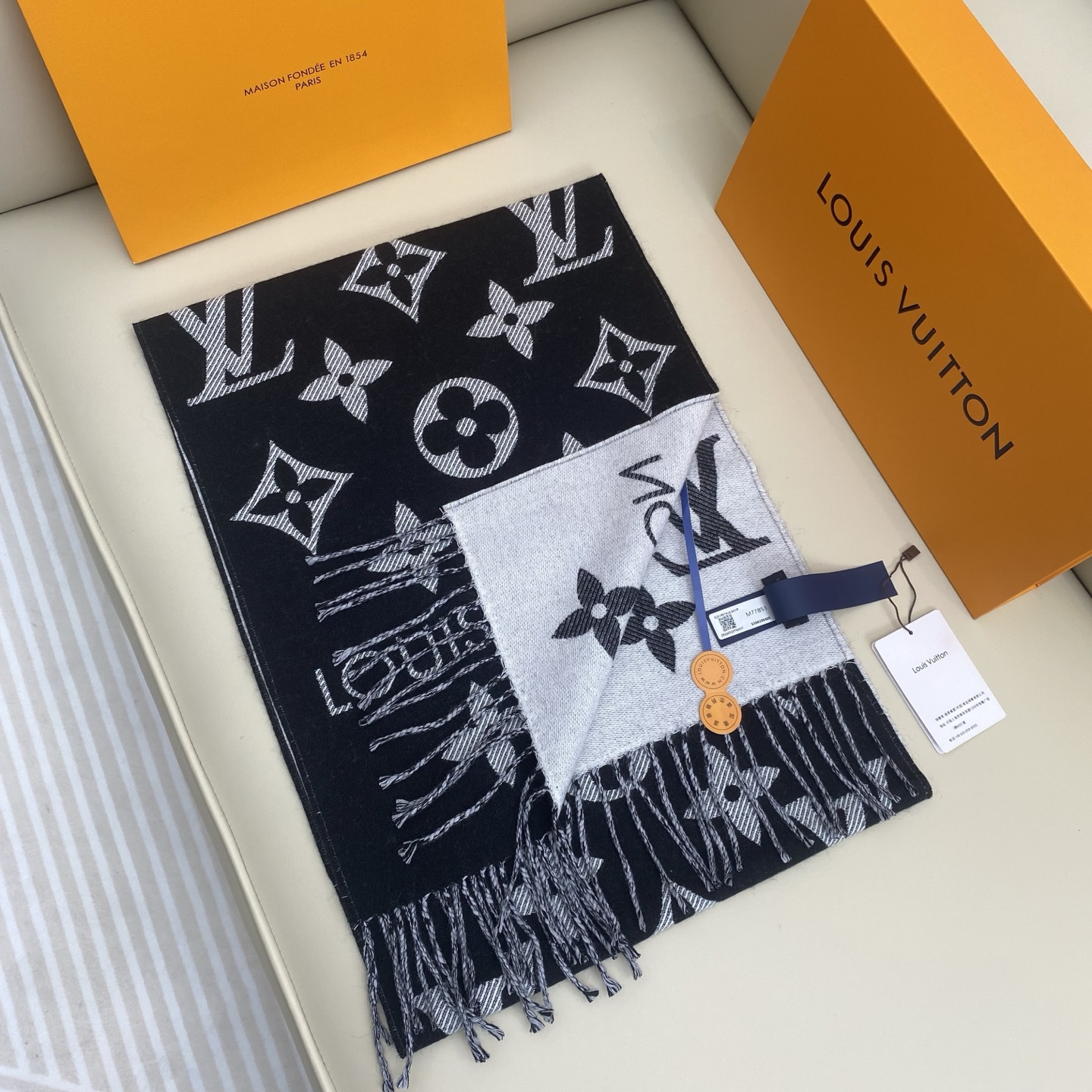 𝐋𝐨𝐮𝐢𝐬 𝐕𝐮𝐢𝐭𝐭𝐨𝐧《 ESSENTIAL2围巾》提花织纹size ：186x34cm 100%精