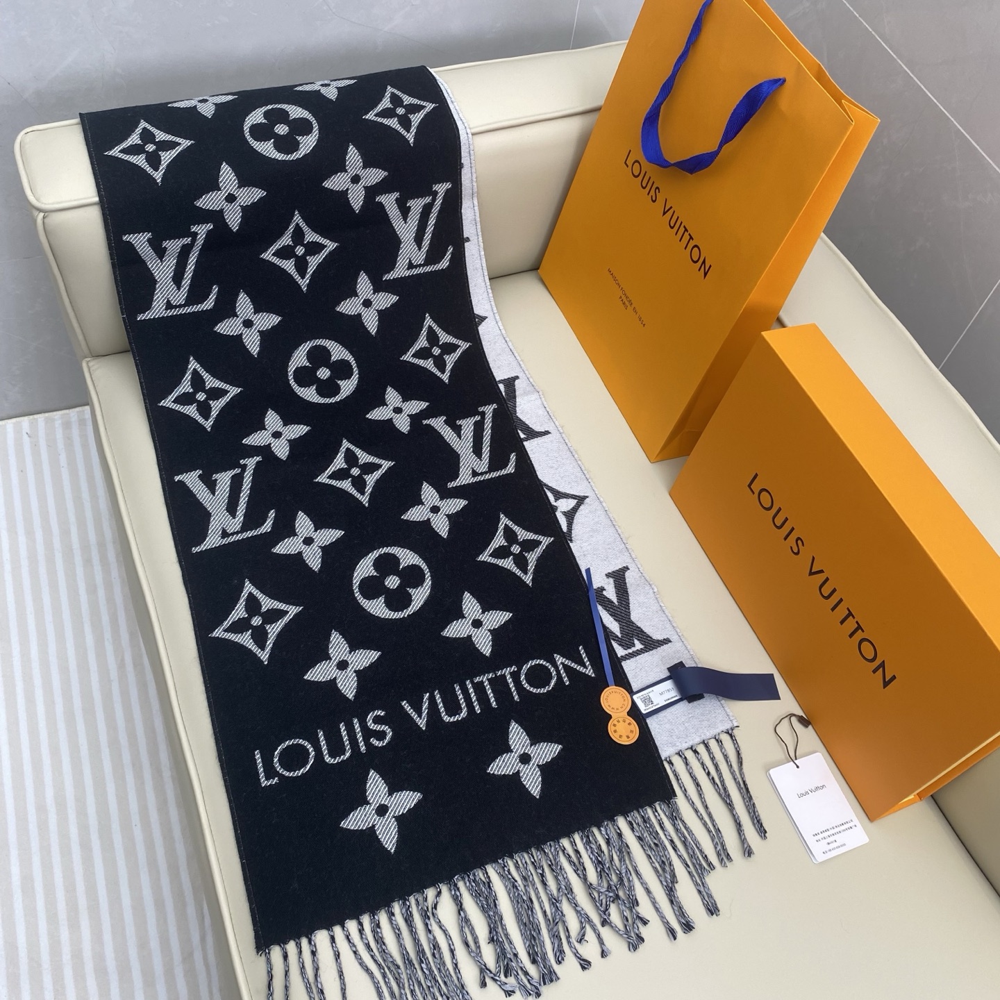 𝐋𝐨𝐮𝐢𝐬 𝐕𝐮𝐢𝐭𝐭𝐨𝐧《 ESSENTIAL2围巾》提花织纹size ：186x34cm 100%精
