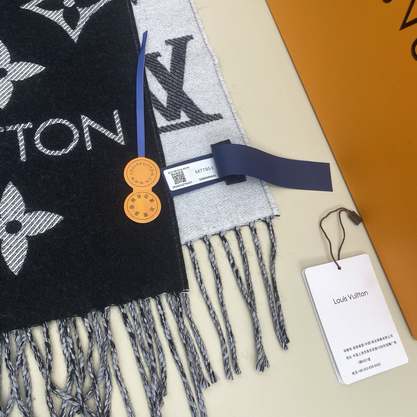 𝐋𝐨𝐮𝐢𝐬 𝐕𝐮𝐢𝐭𝐭𝐨𝐧《 ESSENTIAL2围巾》提花织纹size ：186x34cm 100%精