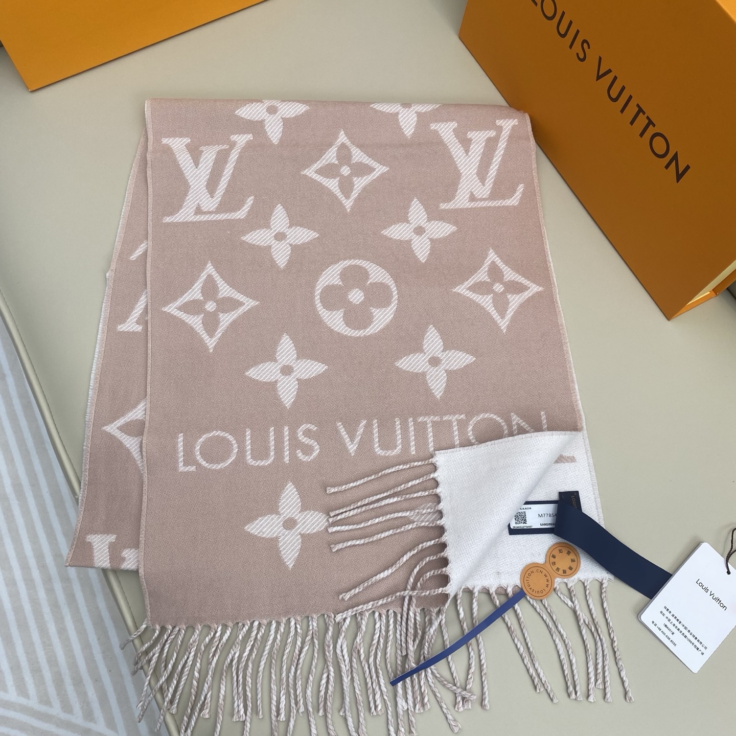 𝐋𝐨𝐮𝐢𝐬 𝐕𝐮𝐢𝐭𝐭𝐨𝐧《 ESSENTIAL2围巾》提花织纹size ：186x34cm 100%精