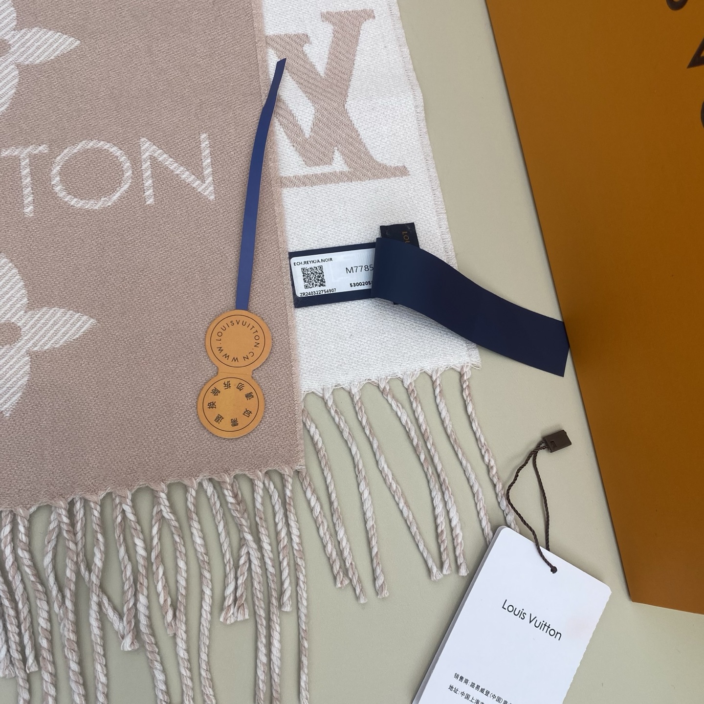 𝐋𝐨𝐮𝐢𝐬 𝐕𝐮𝐢𝐭𝐭𝐨𝐧《 ESSENTIAL2围巾》提花织纹size ：186x34cm 100%精