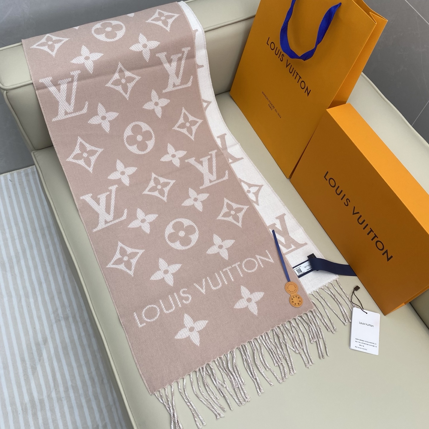 𝐋𝐨𝐮𝐢𝐬 𝐕𝐮𝐢𝐭𝐭𝐨𝐧《 ESSENTIAL2围巾》提花织纹size ：186x34cm 100%精