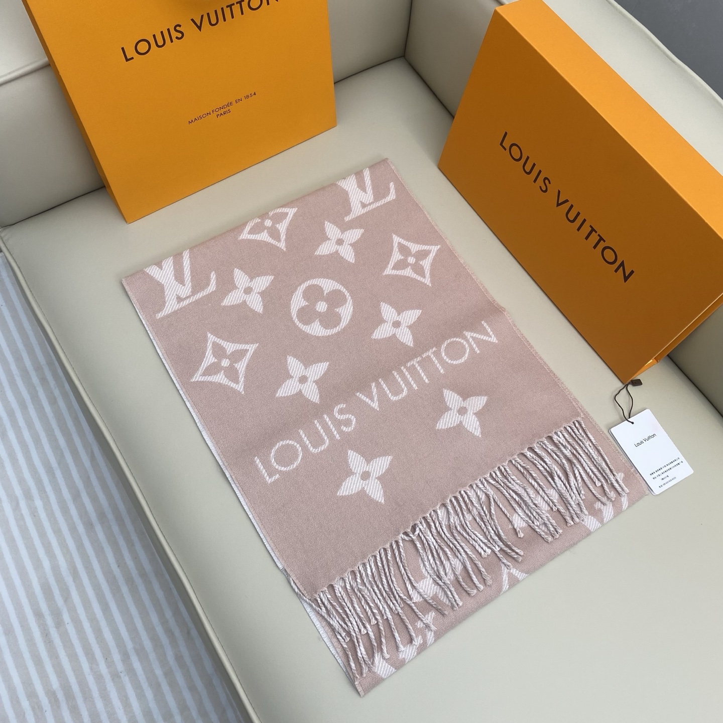𝐋𝐨𝐮𝐢𝐬 𝐕𝐮𝐢𝐭𝐭𝐨𝐧《 ESSENTIAL2围巾》提花织纹size ：186x34cm 100%精