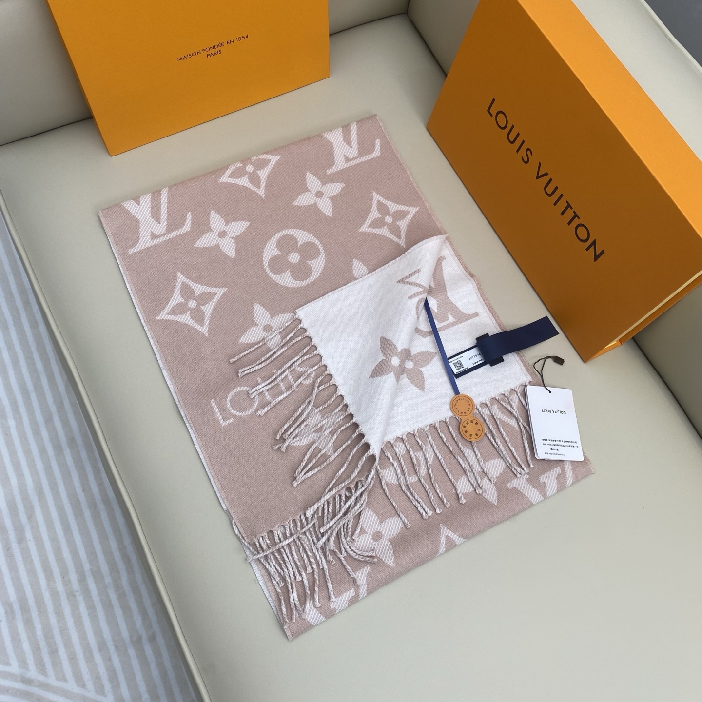 𝐋𝐨𝐮𝐢𝐬 𝐕𝐮𝐢𝐭𝐭𝐨𝐧《 ESSENTIAL2围巾》提花织纹size ：186x34cm 100%精