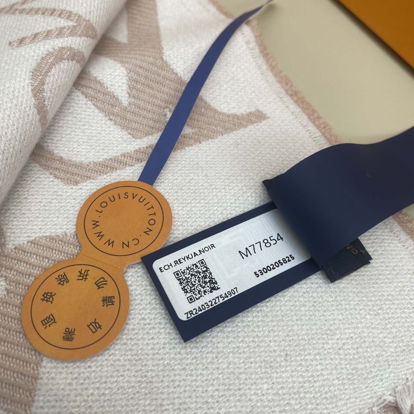 𝐋𝐨𝐮𝐢𝐬 𝐕𝐮𝐢𝐭𝐭𝐨𝐧《 ESSENTIAL2围巾》提花织纹size ：186x34cm 100%精