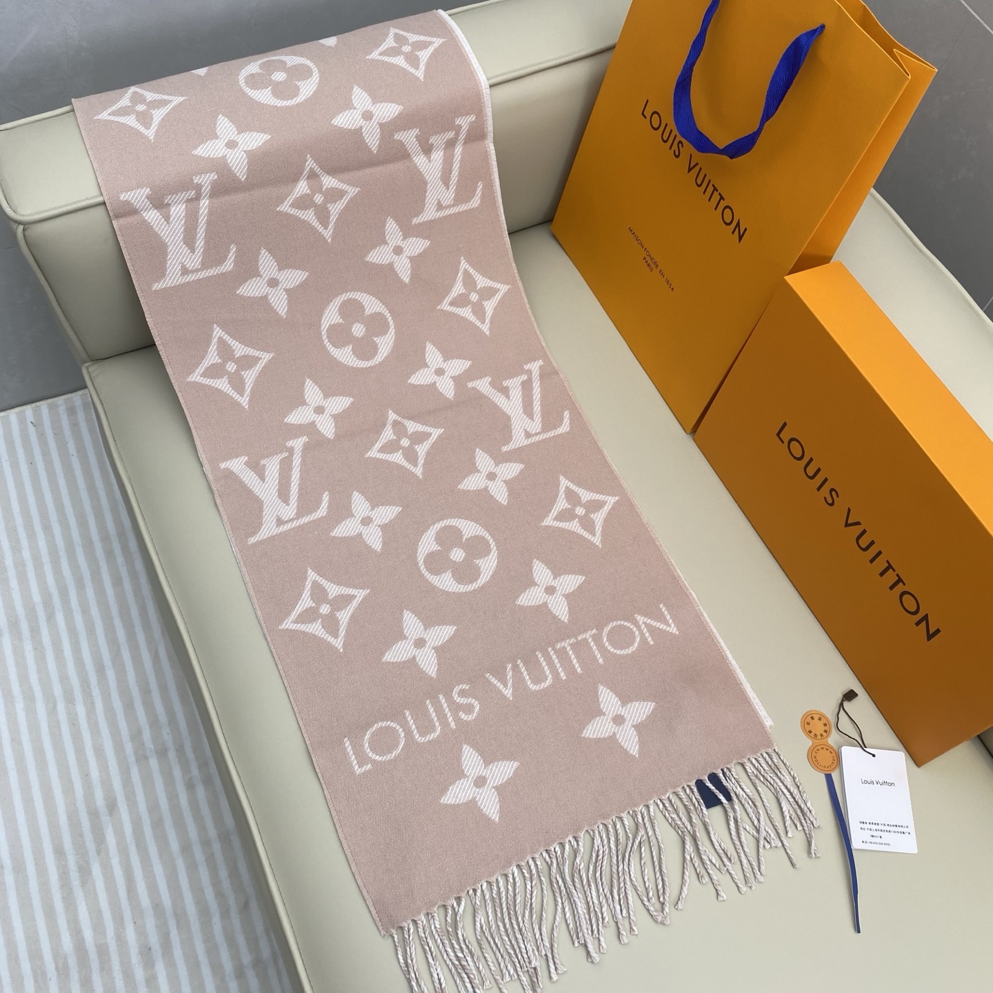 𝐋𝐨𝐮𝐢𝐬 𝐕𝐮𝐢𝐭𝐭𝐨𝐧《 ESSENTIAL2围巾》提花织纹size ：186x34cm 100%精