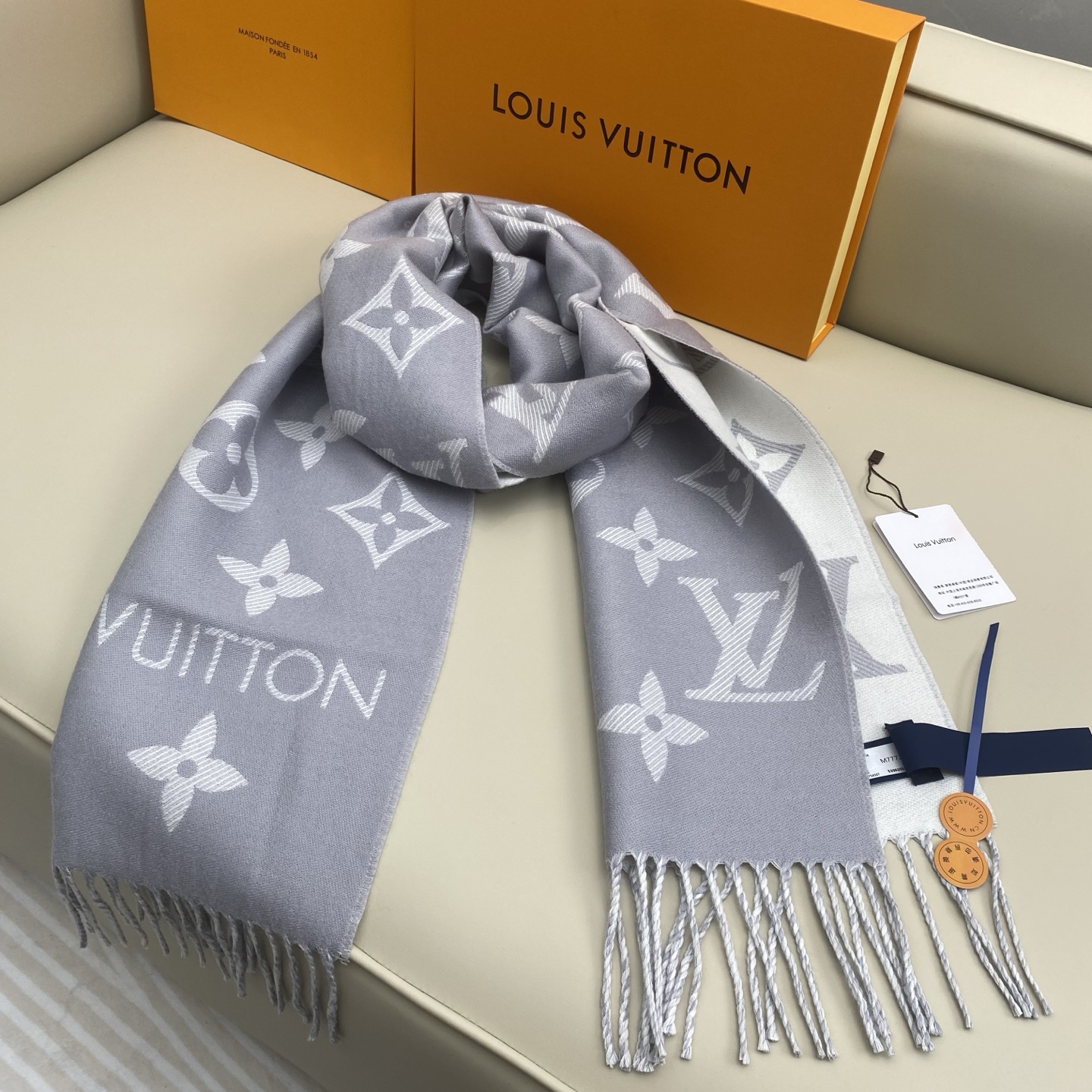 𝐋𝐨𝐮𝐢𝐬 𝐕𝐮𝐢𝐭𝐭𝐨𝐧《 ESSENTIAL2围巾》提花织纹size ：186x34cm 100%精