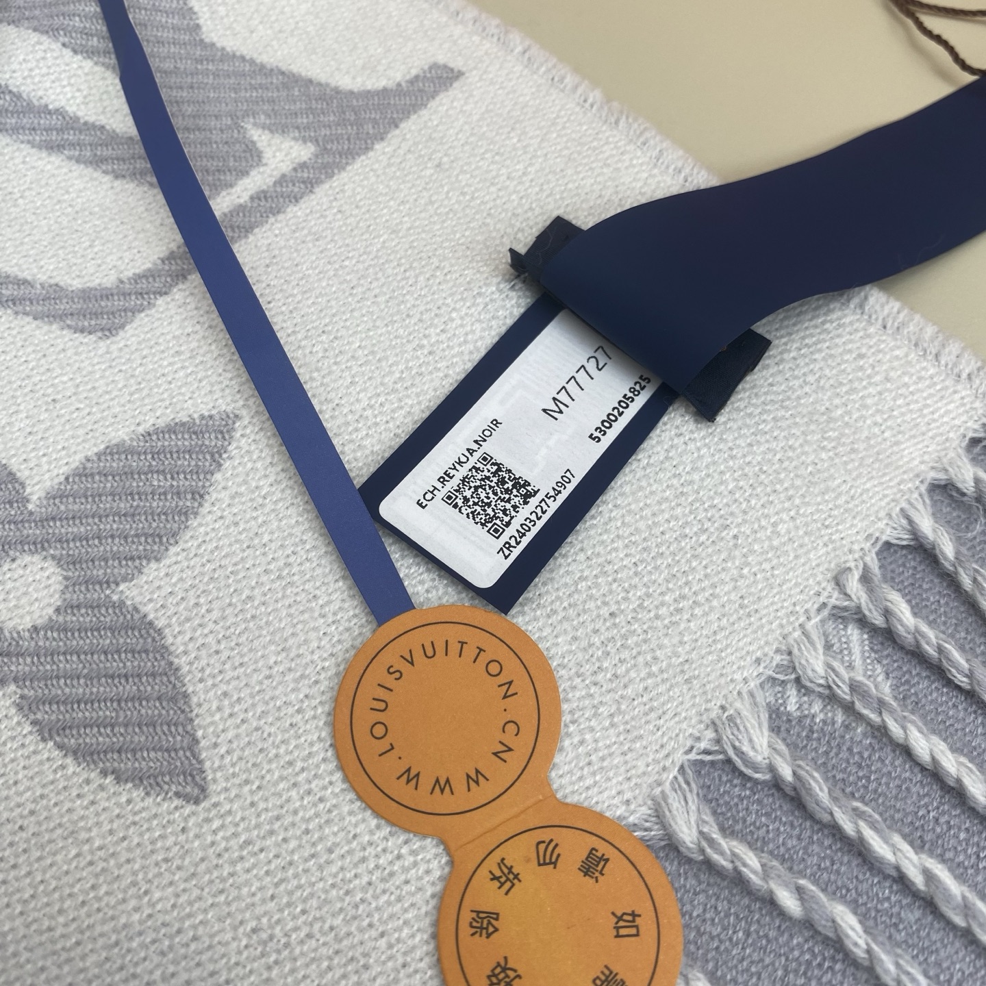 𝐋𝐨𝐮𝐢𝐬 𝐕𝐮𝐢𝐭𝐭𝐨𝐧《 ESSENTIAL2围巾》提花织纹size ：186x34cm 100%精