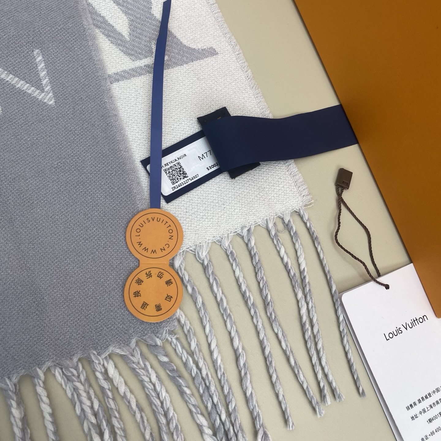 𝐋𝐨𝐮𝐢𝐬 𝐕𝐮𝐢𝐭𝐭𝐨𝐧《 ESSENTIAL2围巾》提花织纹size ：186x34cm 100%精