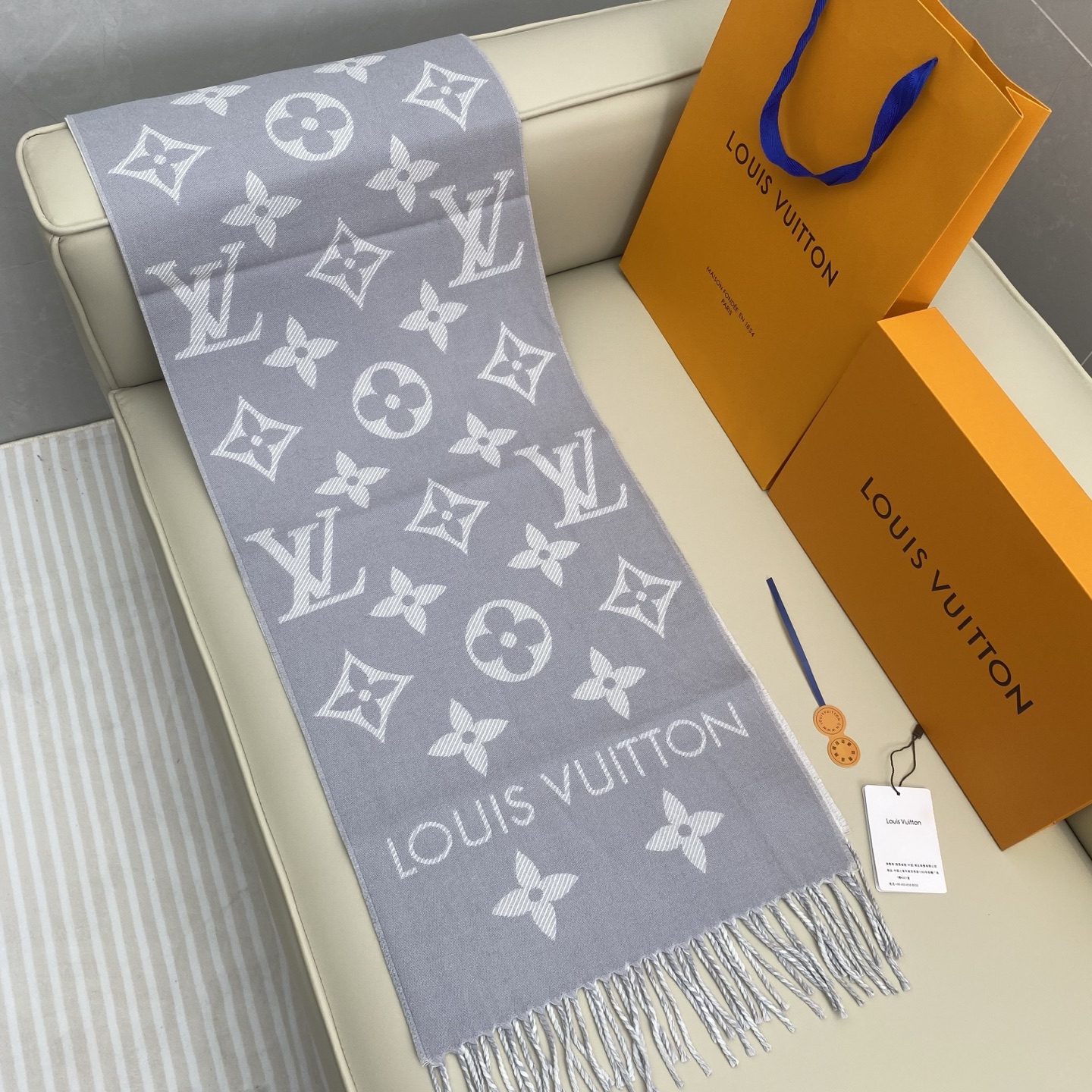 𝐋𝐨𝐮𝐢𝐬 𝐕𝐮𝐢𝐭𝐭𝐨𝐧《 ESSENTIAL2围巾》提花织纹size ：186x34cm 100%精