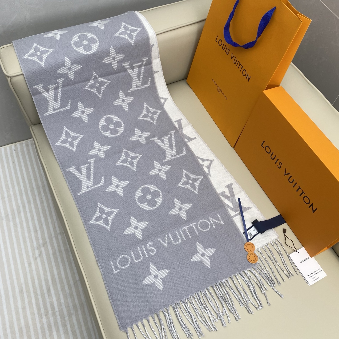 𝐋𝐨𝐮𝐢𝐬 𝐕𝐮𝐢𝐭𝐭𝐨𝐧《 ESSENTIAL2围巾》提花织纹size ：186x34cm 100%精