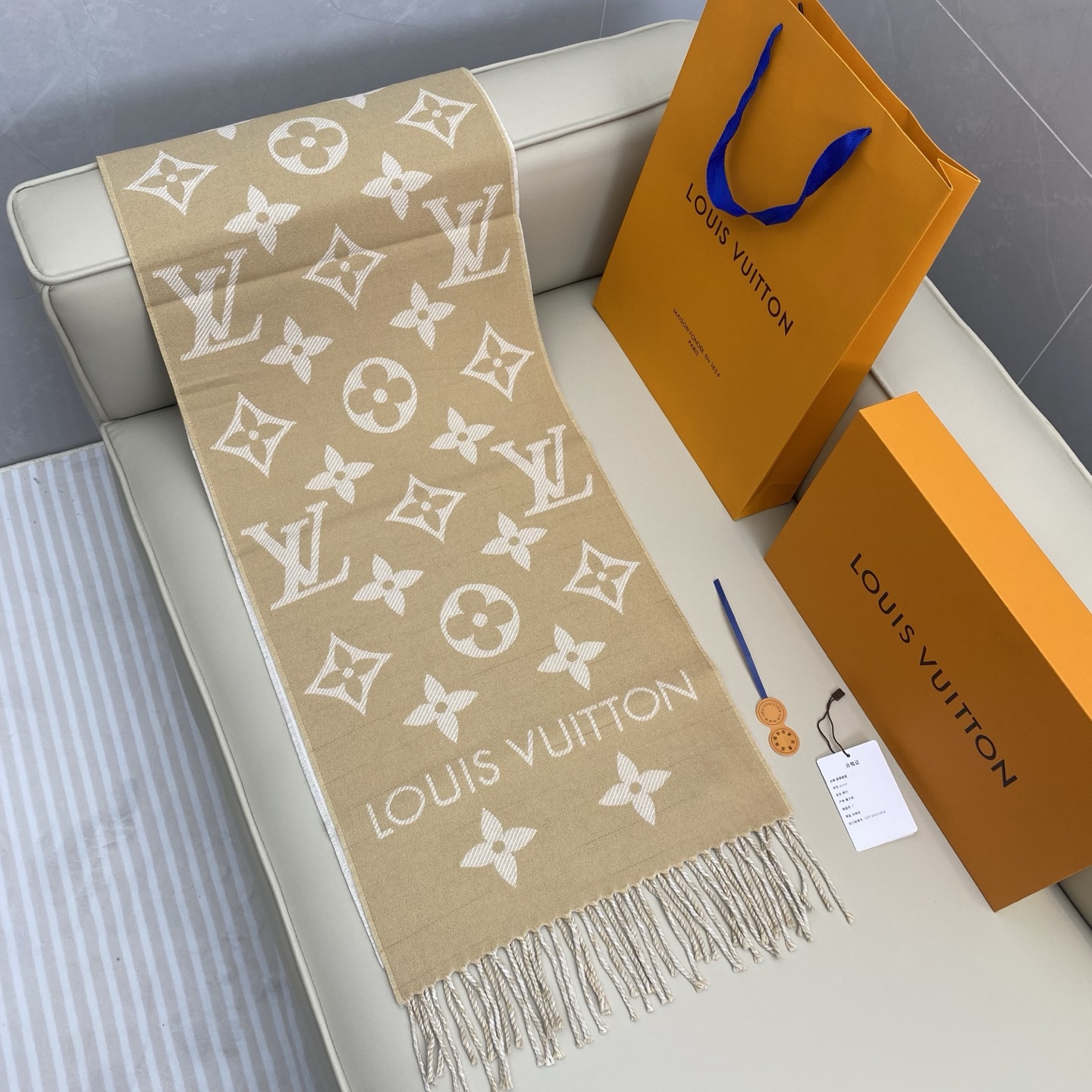  𝐋𝐨𝐮𝐢𝐬 𝐕𝐮𝐢𝐭𝐭𝐨𝐧《 ESSENTIAL2围巾》提花织纹
size ：186x34cm   1