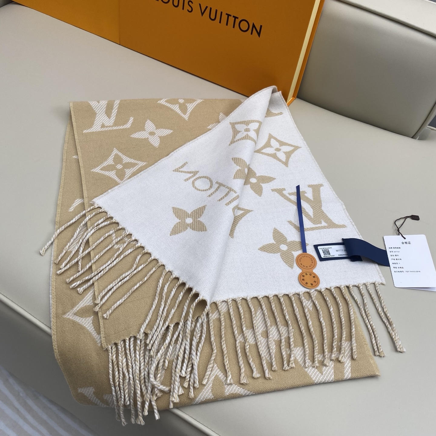  𝐋𝐨𝐮𝐢𝐬 𝐕𝐮𝐢𝐭𝐭𝐨𝐧《 ESSENTIAL2围巾》提花织纹
size ：186x34cm   1