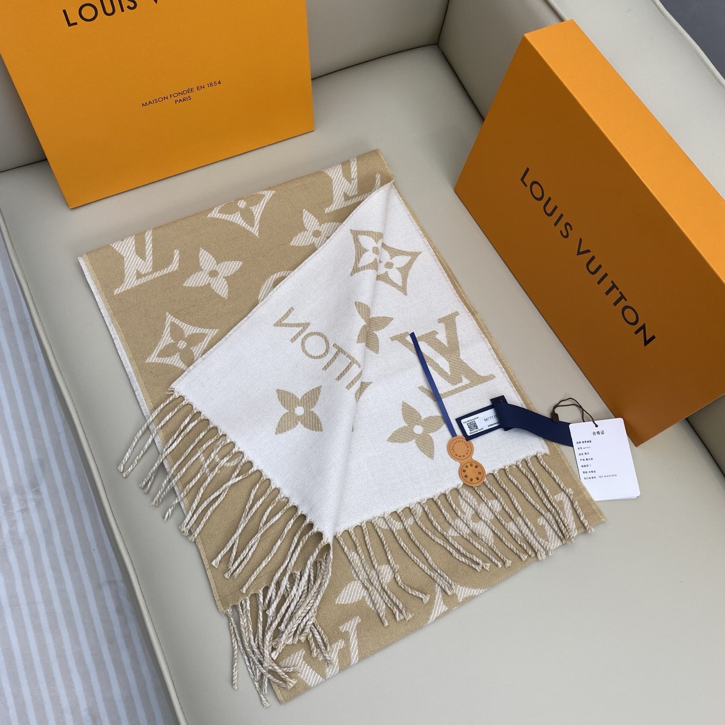  𝐋𝐨𝐮𝐢𝐬 𝐕𝐮𝐢𝐭𝐭𝐨𝐧《 ESSENTIAL2围巾》提花织纹
size ：186x34cm   1