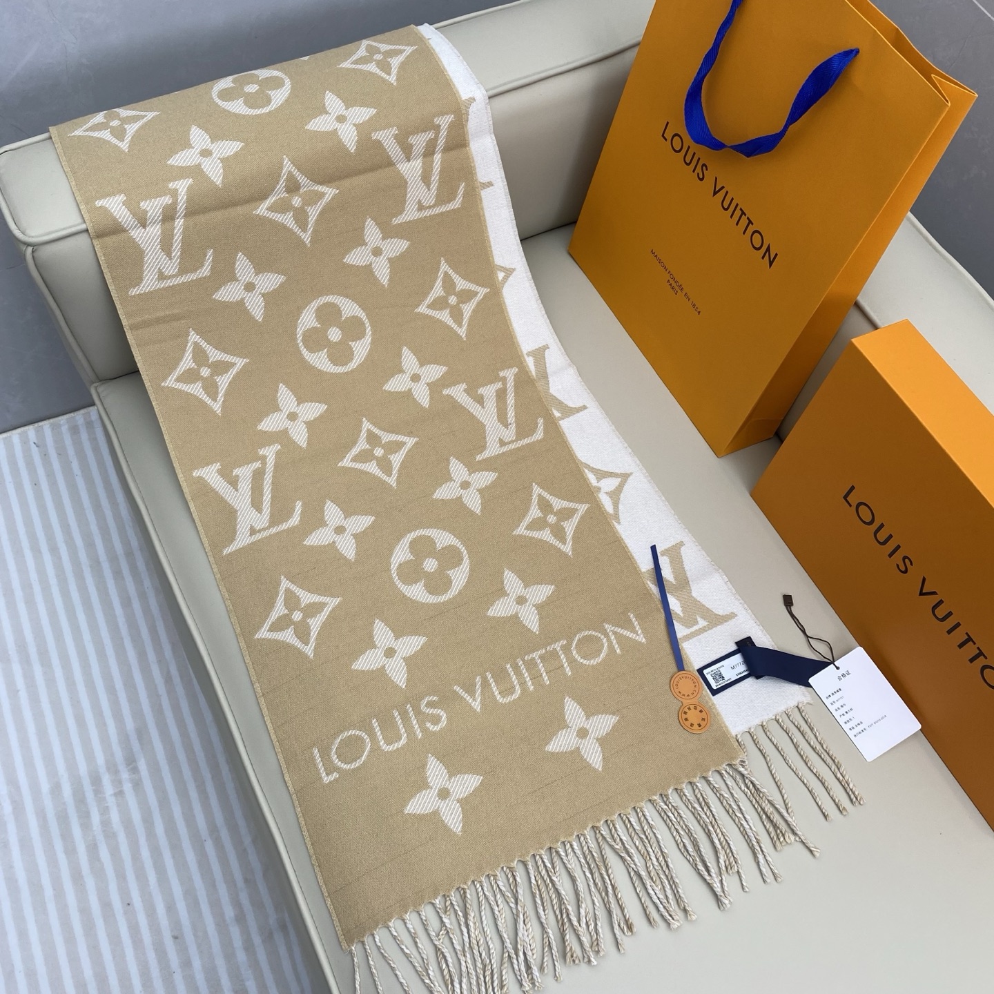  𝐋𝐨𝐮𝐢𝐬 𝐕𝐮𝐢𝐭𝐭𝐨𝐧《 ESSENTIAL2围巾》提花织纹
size ：186x34cm   1