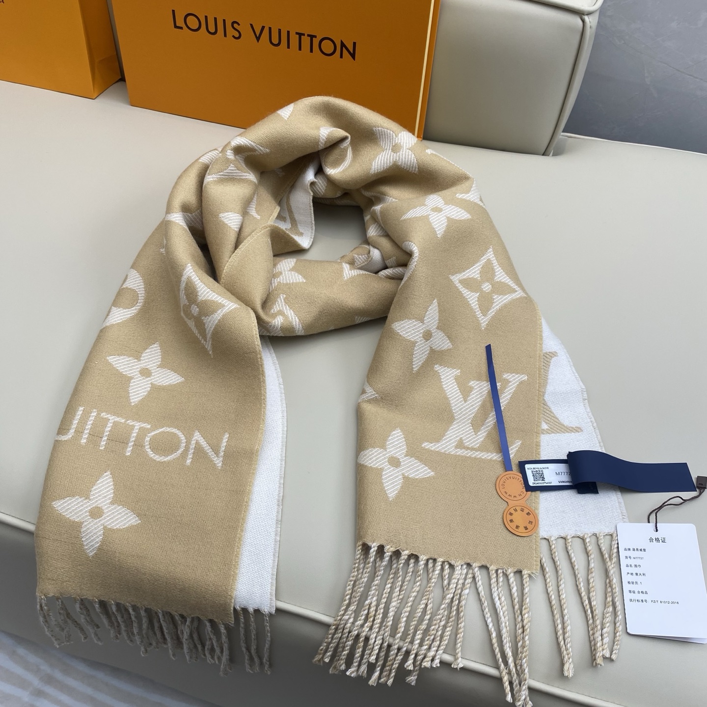  𝐋𝐨𝐮𝐢𝐬 𝐕𝐮𝐢𝐭𝐭𝐨𝐧《 ESSENTIAL2围巾》提花织纹
size ：186x34cm   1