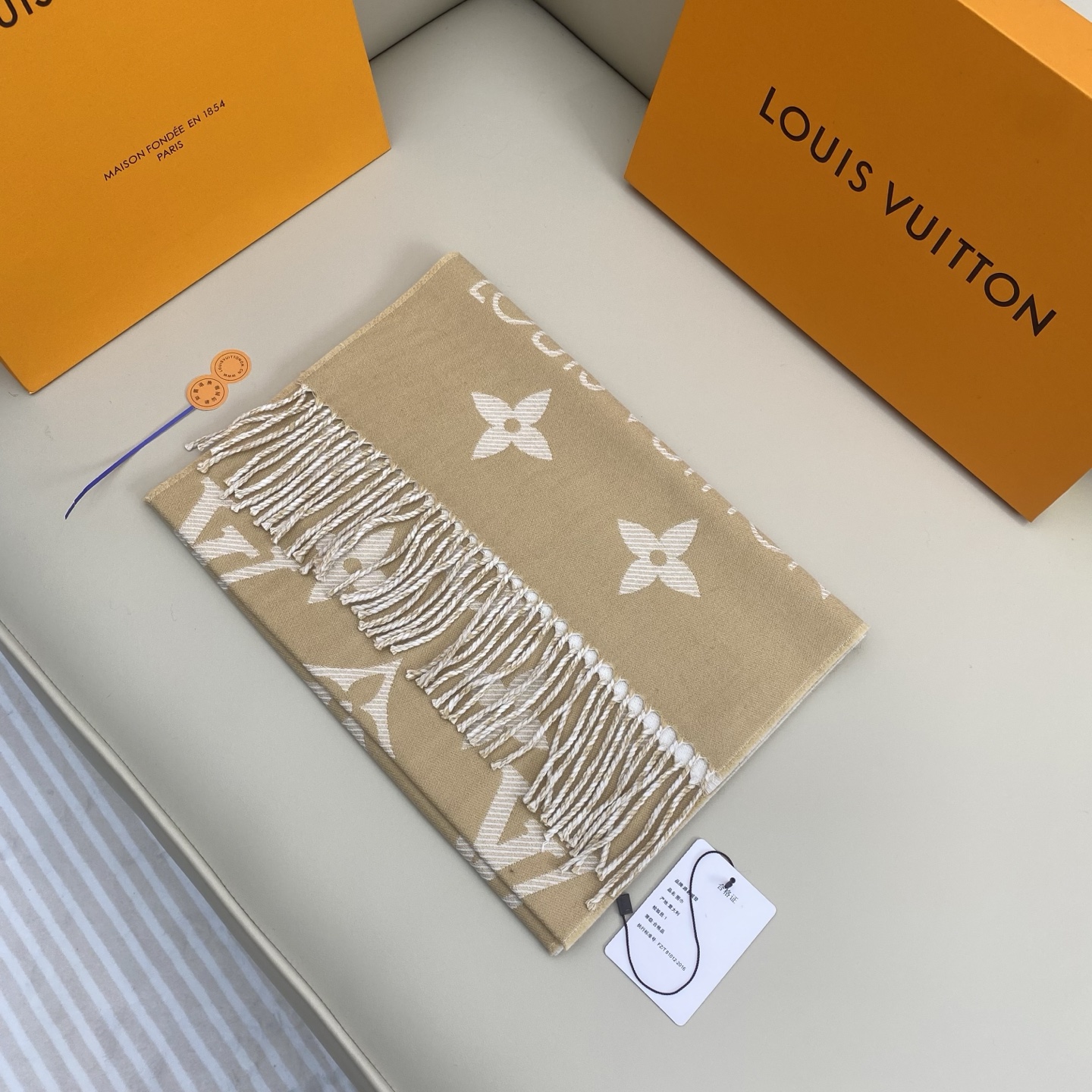 𝐋𝐨𝐮𝐢𝐬 𝐕𝐮𝐢𝐭𝐭𝐨𝐧《 ESSENTIAL2围巾》提花织纹size ：186x34cm 100%精