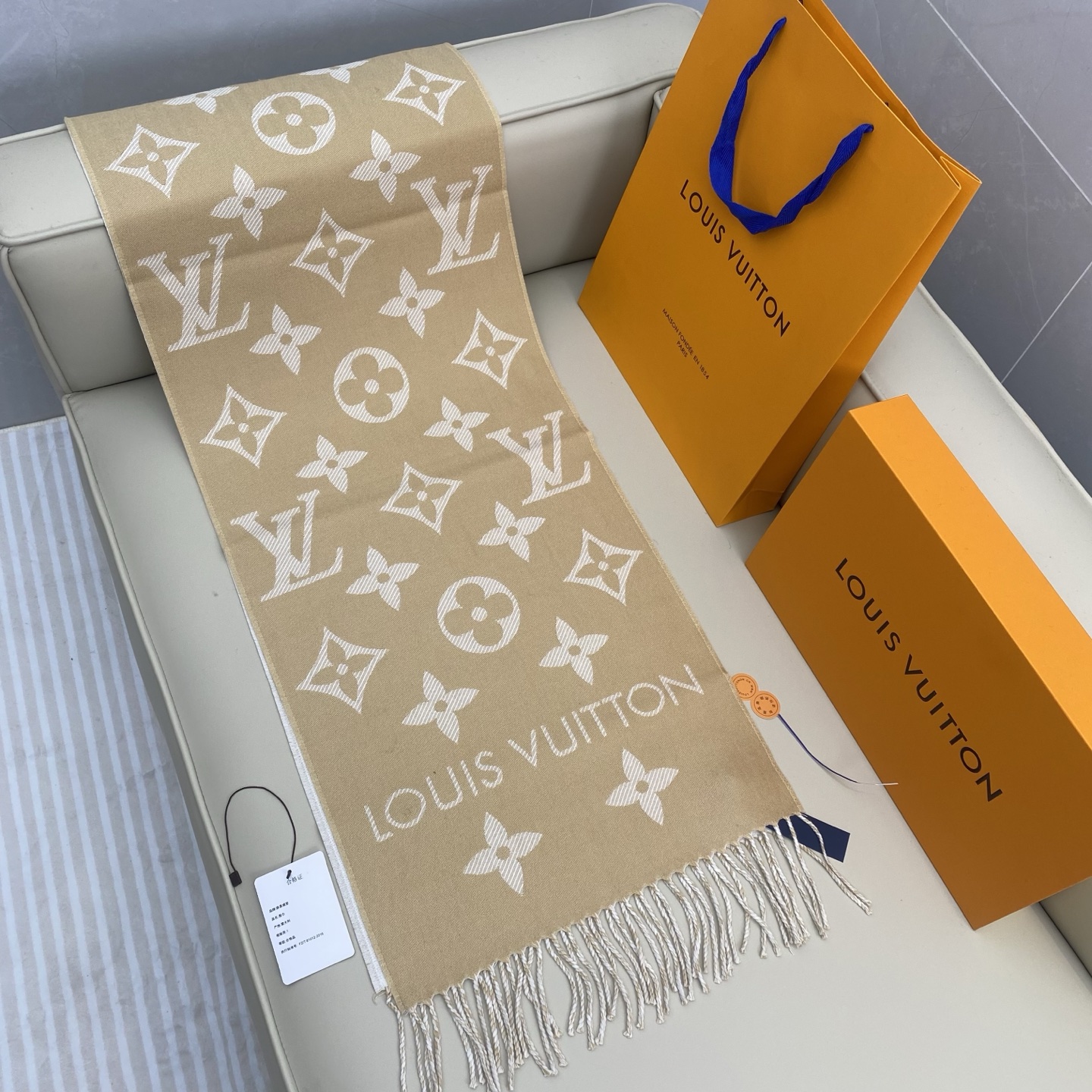 𝐋𝐨𝐮𝐢𝐬 𝐕𝐮𝐢𝐭𝐭𝐨𝐧《 ESSENTIAL2围巾》提花织纹size ：186x34cm 100%精