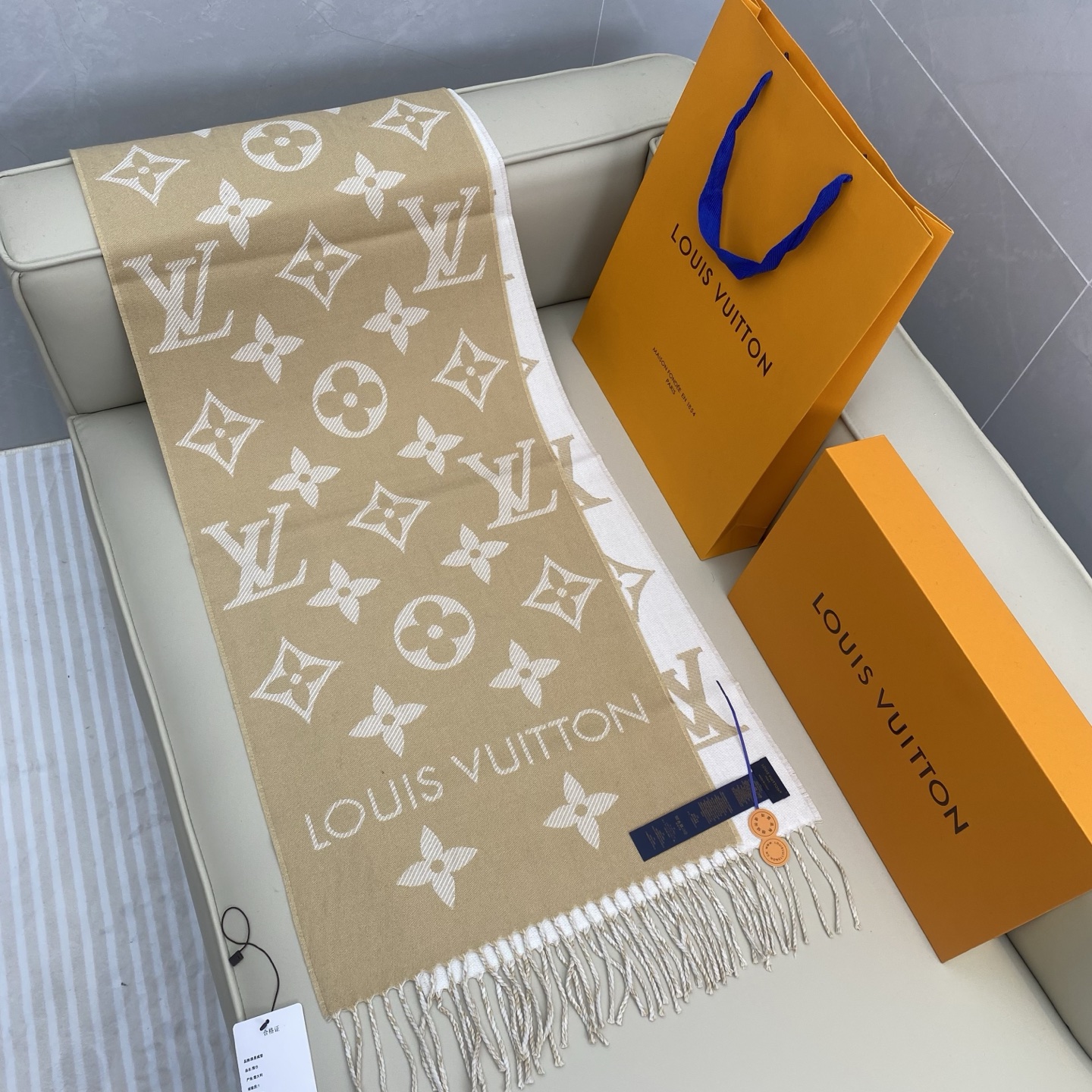 𝐋𝐨𝐮𝐢𝐬 𝐕𝐮𝐢𝐭𝐭𝐨𝐧《 ESSENTIAL2围巾》提花织纹size ：186x34cm 100%精