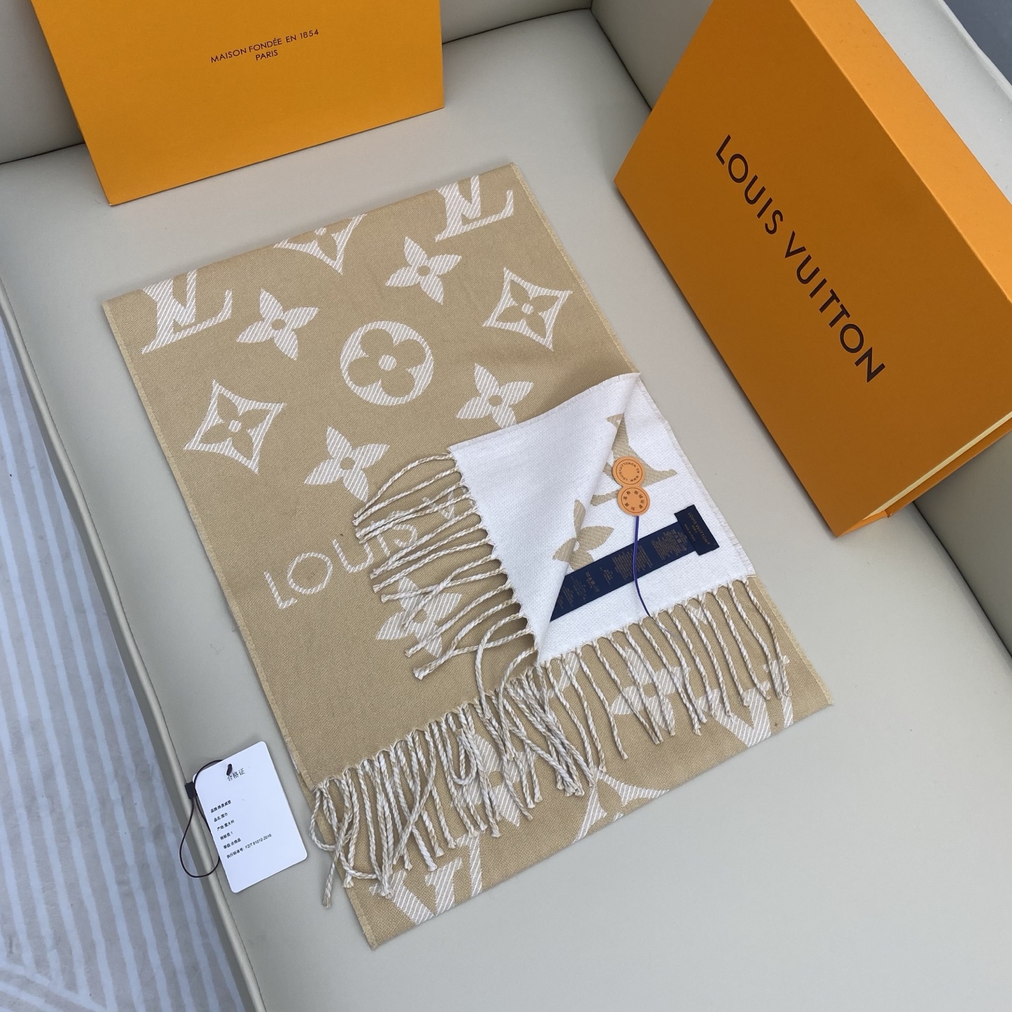 𝐋𝐨𝐮𝐢𝐬 𝐕𝐮𝐢𝐭𝐭𝐨𝐧《 ESSENTIAL2围巾》提花织纹size ：186x34cm 100%精