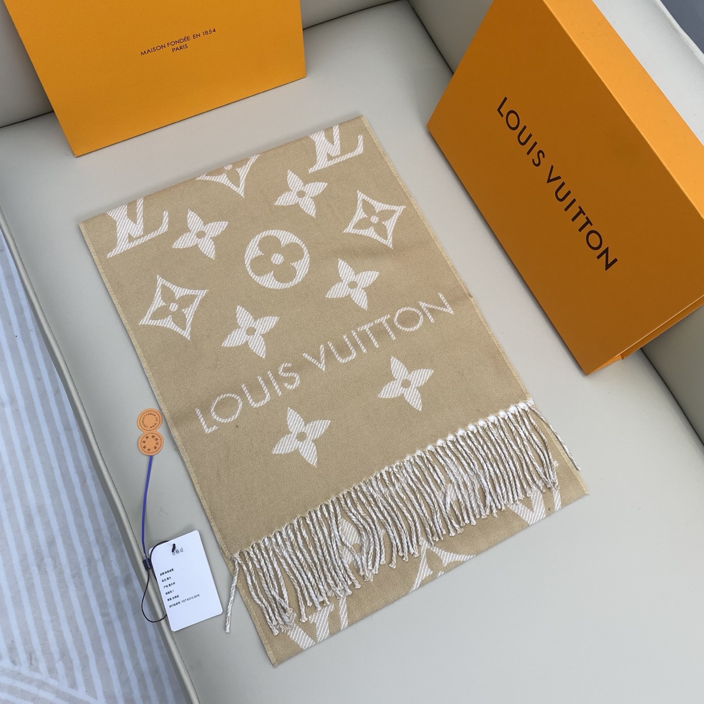 𝐋𝐨𝐮𝐢𝐬 𝐕𝐮𝐢𝐭𝐭𝐨𝐧《 ESSENTIAL2围巾》提花织纹size ：186x34cm 100%精