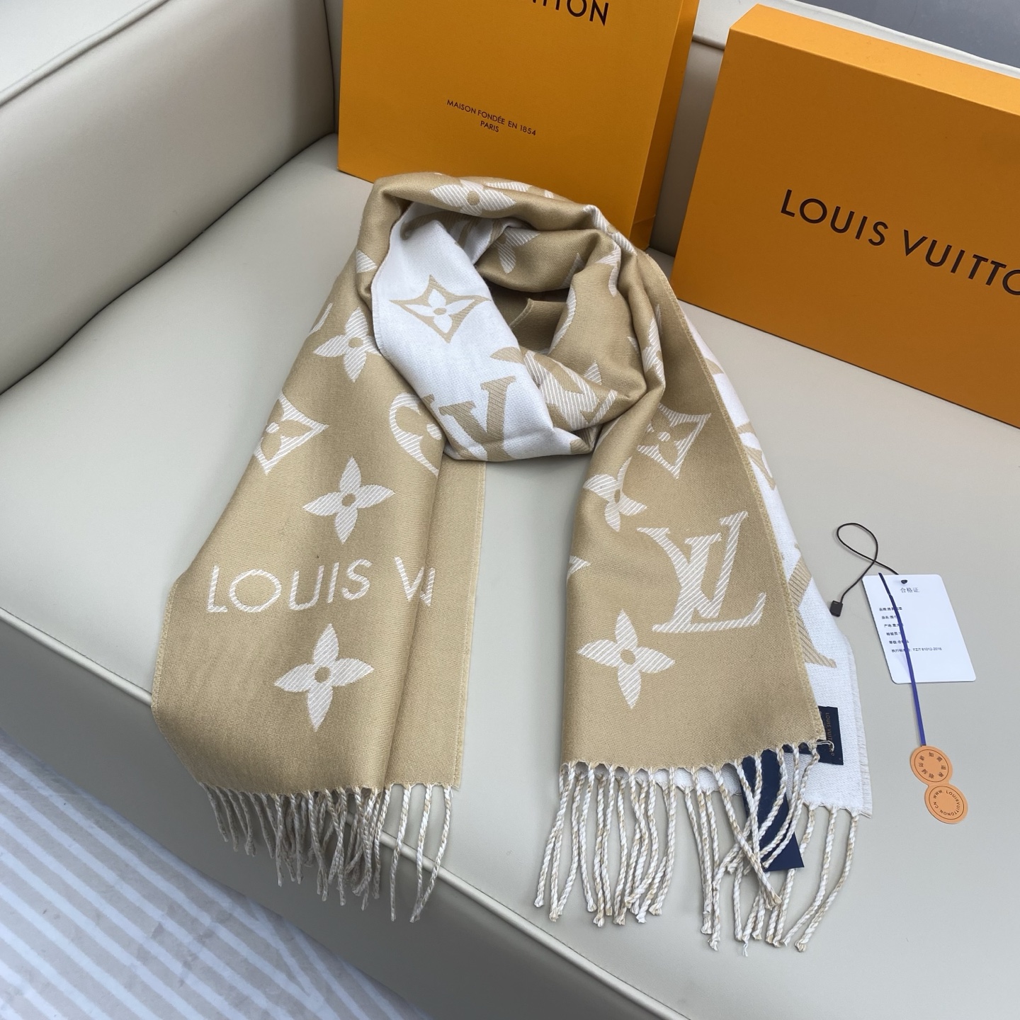 𝐋𝐨𝐮𝐢𝐬 𝐕𝐮𝐢𝐭𝐭𝐨𝐧《 ESSENTIAL2围巾》提花织纹size ：186x34cm 100%精