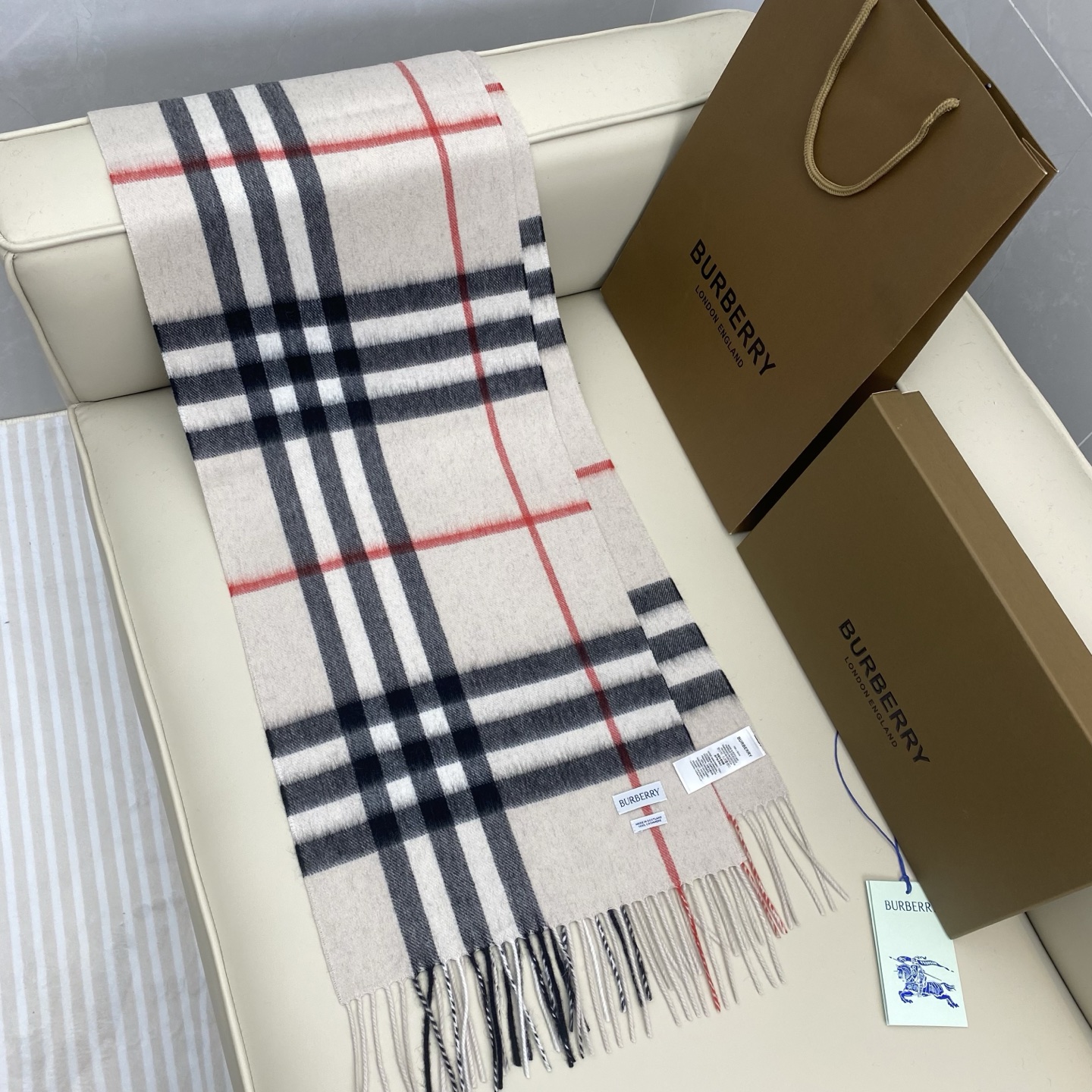  𝐁𝐮𝐫𝐛𝐞𝐫𝐫𝐲 经典格子羊绒围巾 
Size：168x30cm 100%山羊绒
最新蓝标、格纹精准有