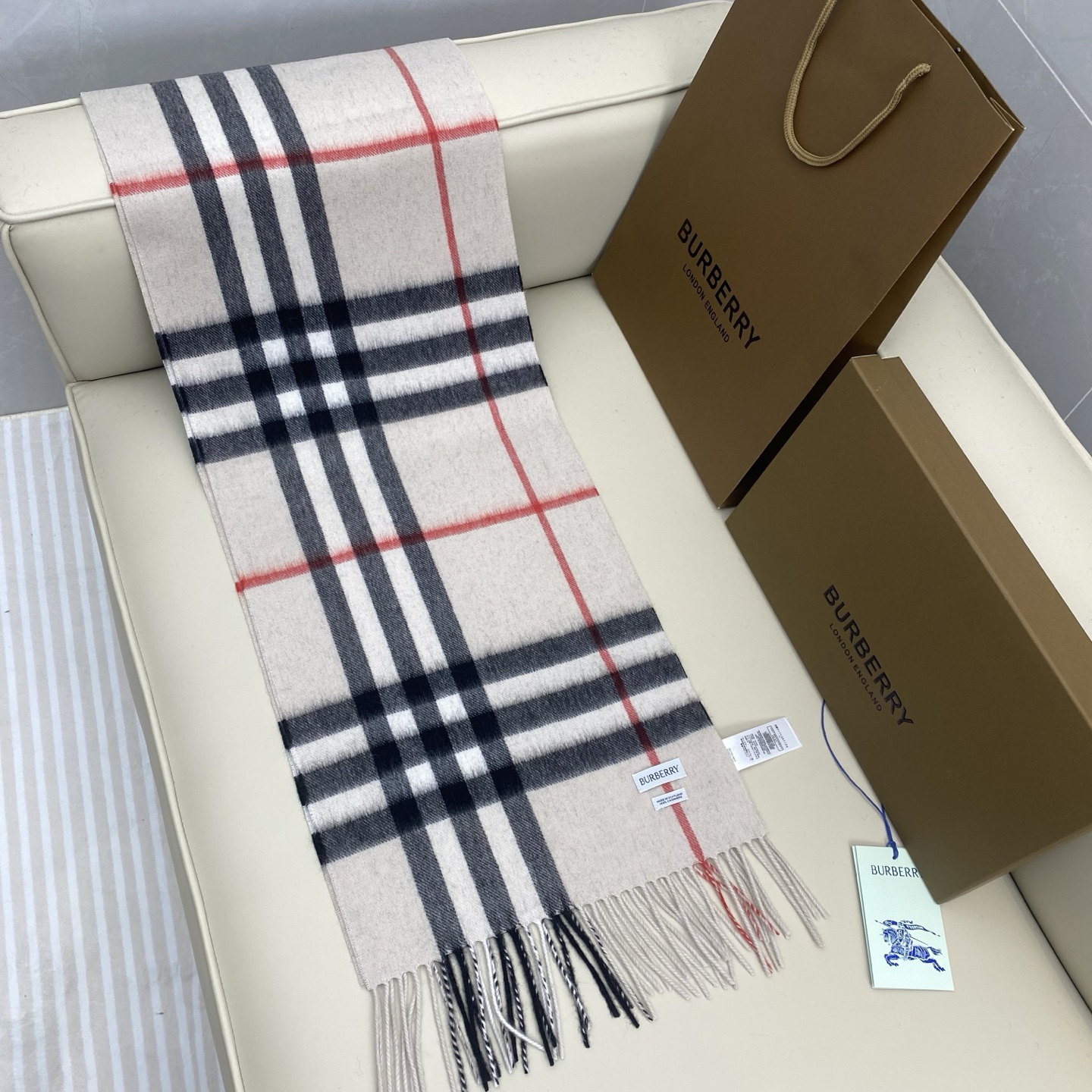 𝐁𝐮𝐫𝐛𝐞𝐫𝐫𝐲 经典格子羊绒围巾 
Size：168x30cm 100%山羊绒
最新蓝标、格纹精准有