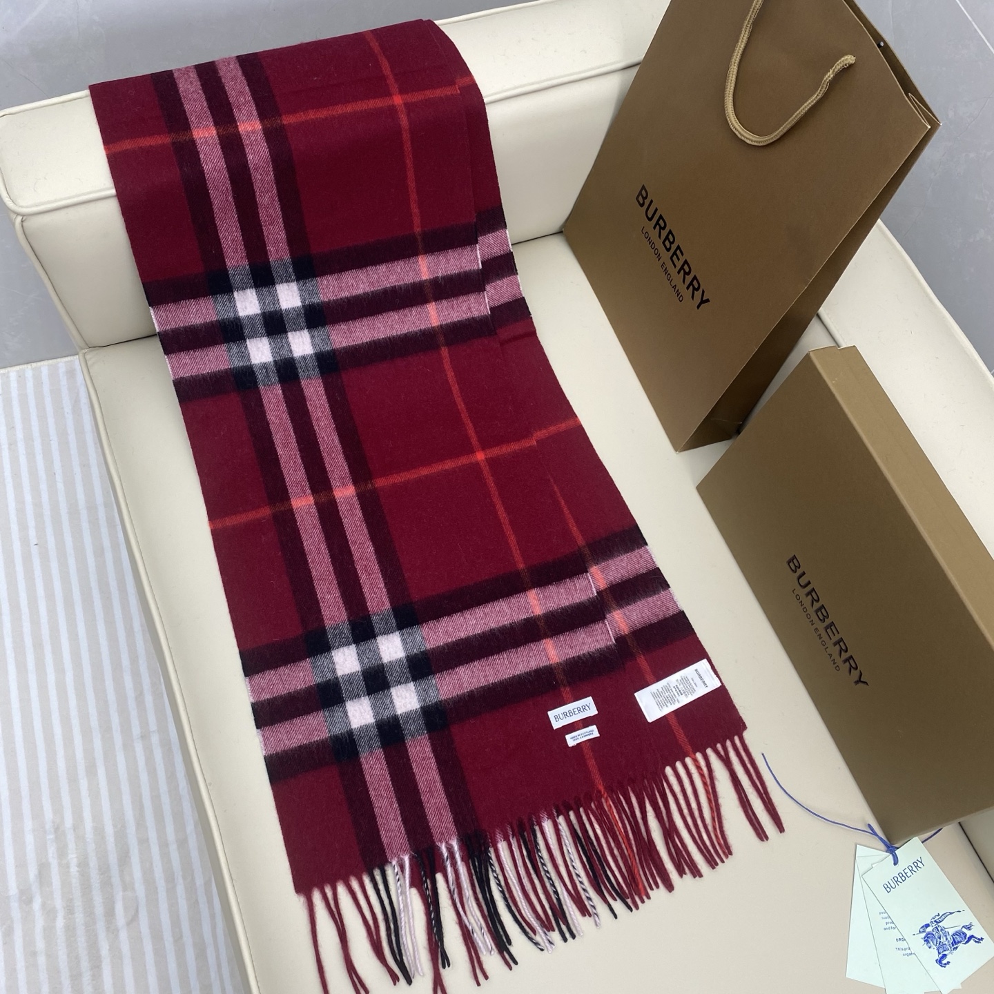  𝐁𝐮𝐫𝐛𝐞𝐫𝐫𝐲 经典格子羊绒围巾 
Size：168x30cm 100%山羊绒
最新蓝标、格纹精准有