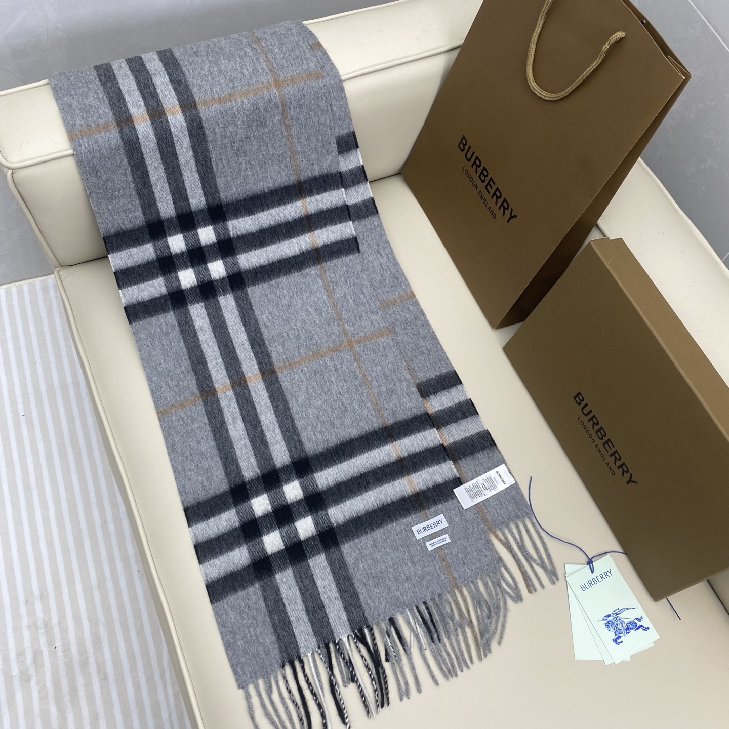  𝐁𝐮𝐫𝐛𝐞𝐫𝐫𝐲 经典格子羊绒围巾 
Size：168x30cm 100%山羊绒
最新蓝标、格纹精准有