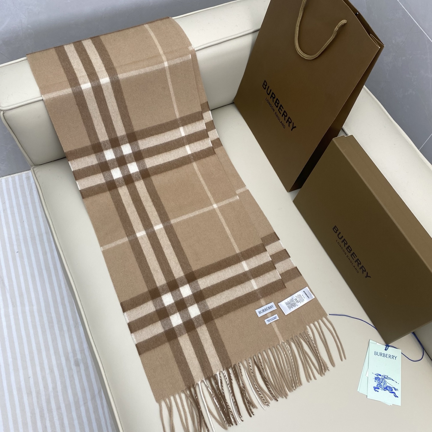  𝐁𝐮𝐫𝐛𝐞𝐫𝐫𝐲 经典格子羊绒围巾 
Size：168x30cm 100%山羊绒
最新蓝标、格纹精准有