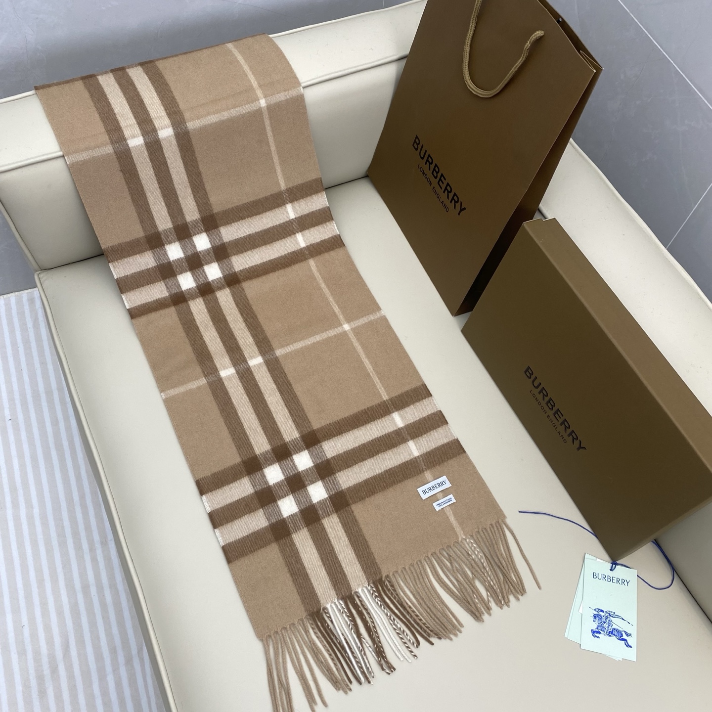  𝐁𝐮𝐫𝐛𝐞𝐫𝐫𝐲 经典格子羊绒围巾 
Size：168x30cm 100%山羊绒
最新蓝标、格纹精准有
