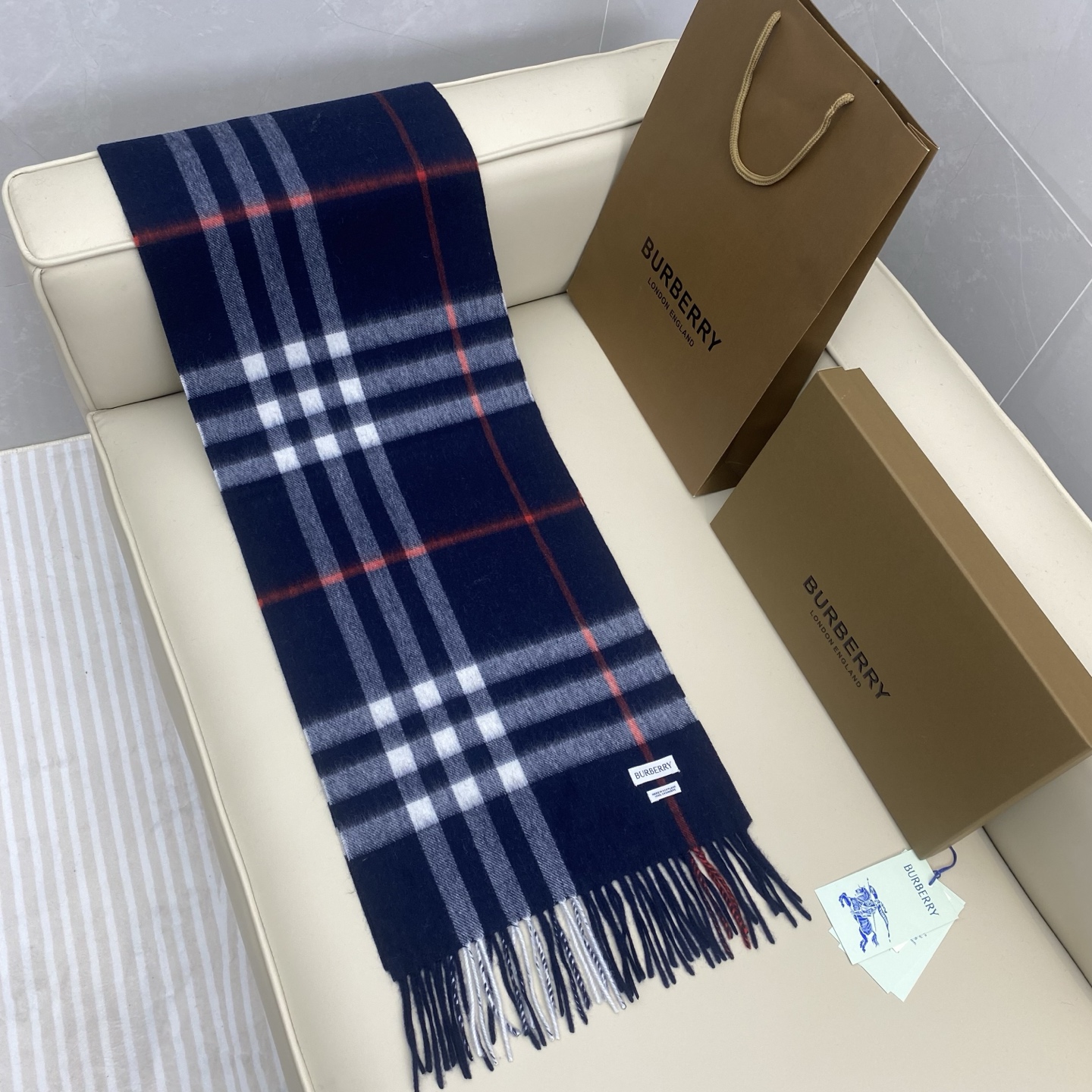  𝐁𝐮𝐫𝐛𝐞𝐫𝐫𝐲 经典格子羊绒围巾 
Size：168x30cm 100%山羊绒
最新蓝标、格纹精准有