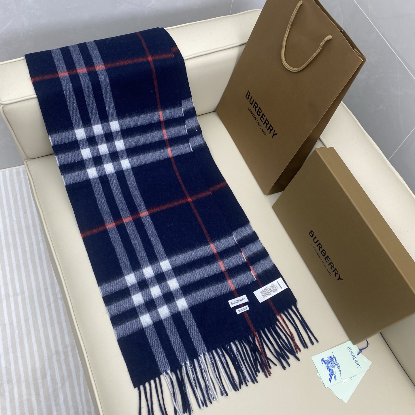  𝐁𝐮𝐫𝐛𝐞𝐫𝐫𝐲 经典格子羊绒围巾 
Size：168x30cm 100%山羊绒
最新蓝标、格纹精准有