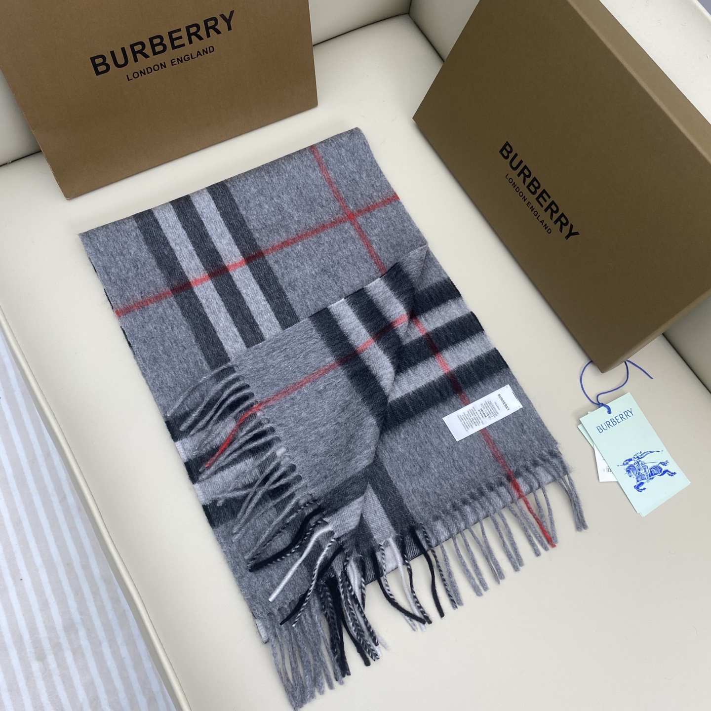  𝐁𝐮𝐫𝐛𝐞𝐫𝐫𝐲 经典格子羊绒围巾 
Size：168x30cm 100%山羊绒
最新蓝标、格纹精准有