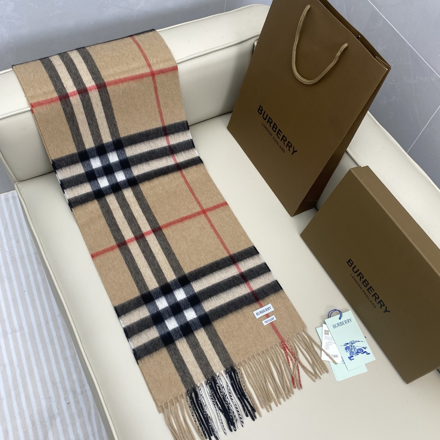  𝐁𝐮𝐫𝐛𝐞𝐫𝐫𝐲 经典格子羊绒围巾 
Size：168x30cm 100%山羊绒
最新蓝标、格纹精准有