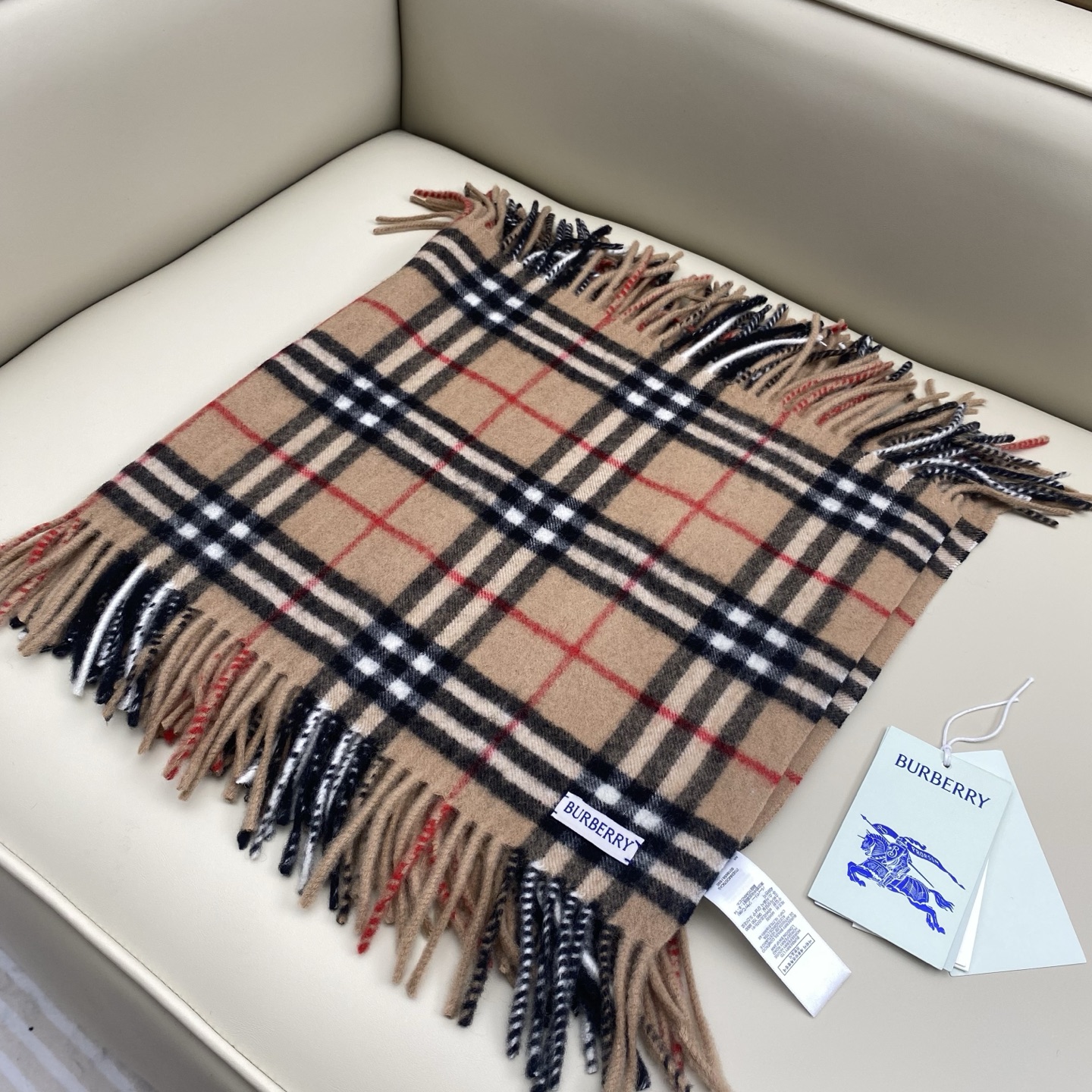  𝐁𝐁𝐫 HaPPy格纹流苏围巾
155*30cm.100%山羊绒
羊绒围巾装饰精纺 Burberry 