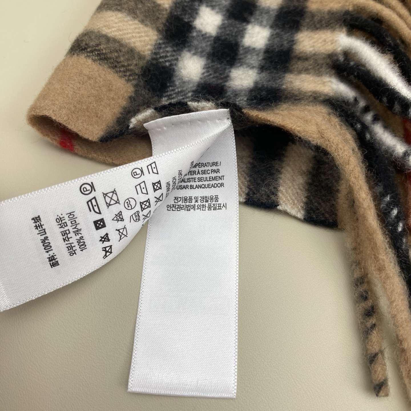  𝐁𝐁𝐫 HaPPy格纹流苏围巾
155*30cm.100%山羊绒
羊绒围巾装饰精纺 Burberry 