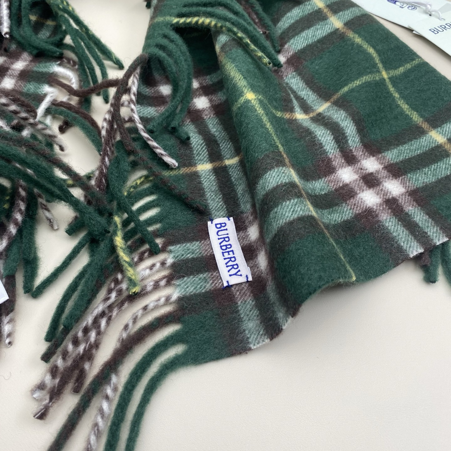  𝐁𝐁𝐫 HaPPy格纹流苏围巾
155*30cm.100%山羊绒
羊绒围巾装饰精纺 Burberry 