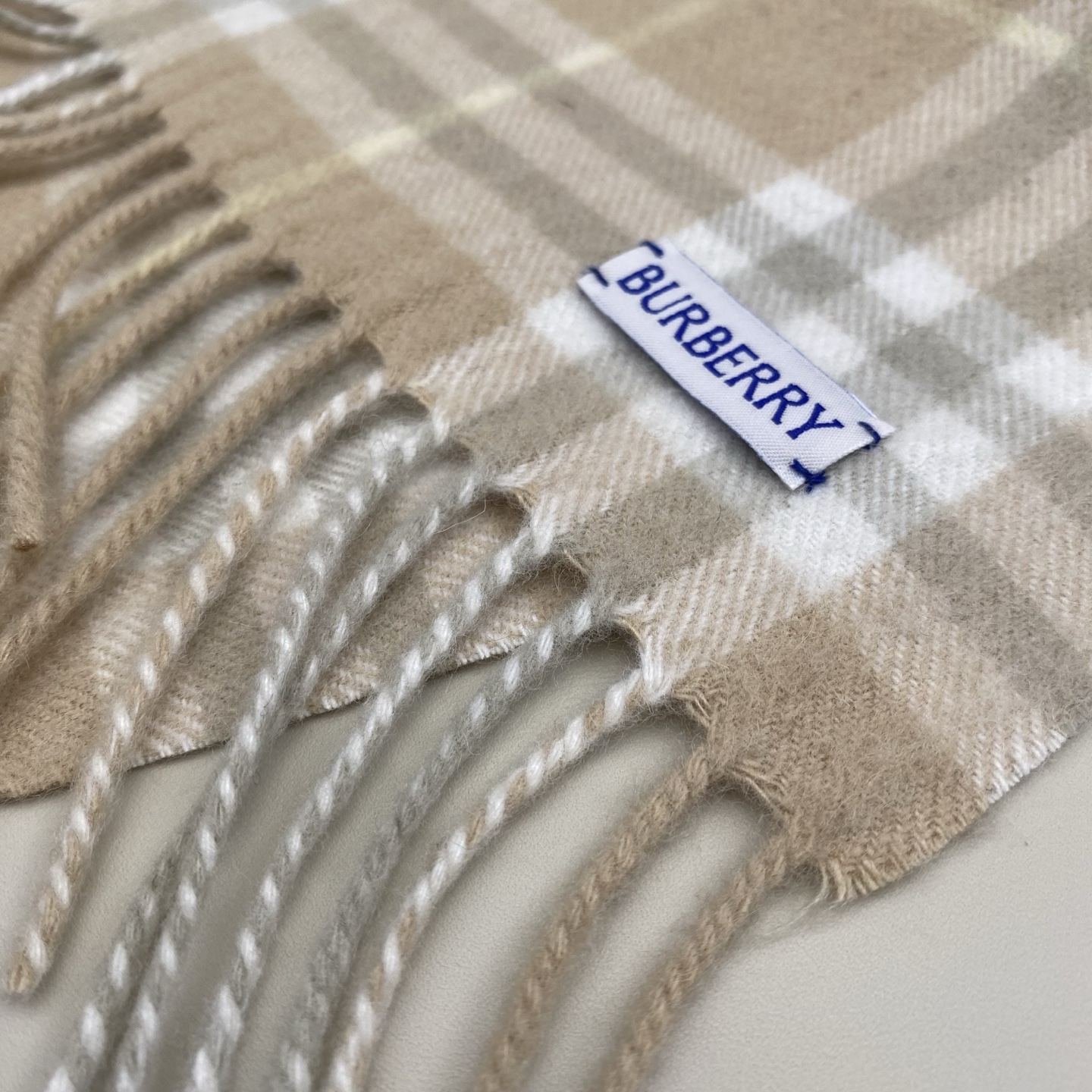  𝐁𝐁𝐫 HaPPy格纹流苏围巾
155*30cm.100%山羊绒
羊绒围巾装饰精纺 Burberry 