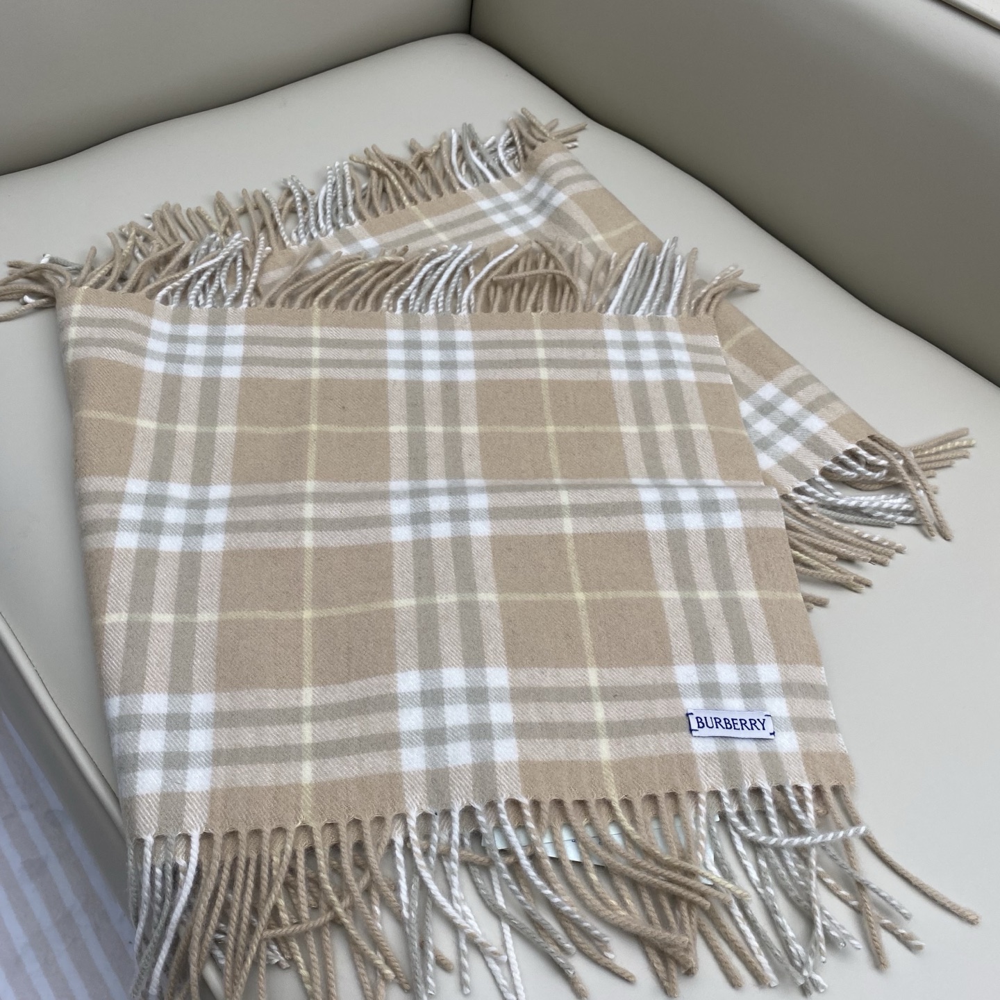  𝐁𝐁𝐫 HaPPy格纹流苏围巾
155*30cm.100%山羊绒
羊绒围巾装饰精纺 Burberry 