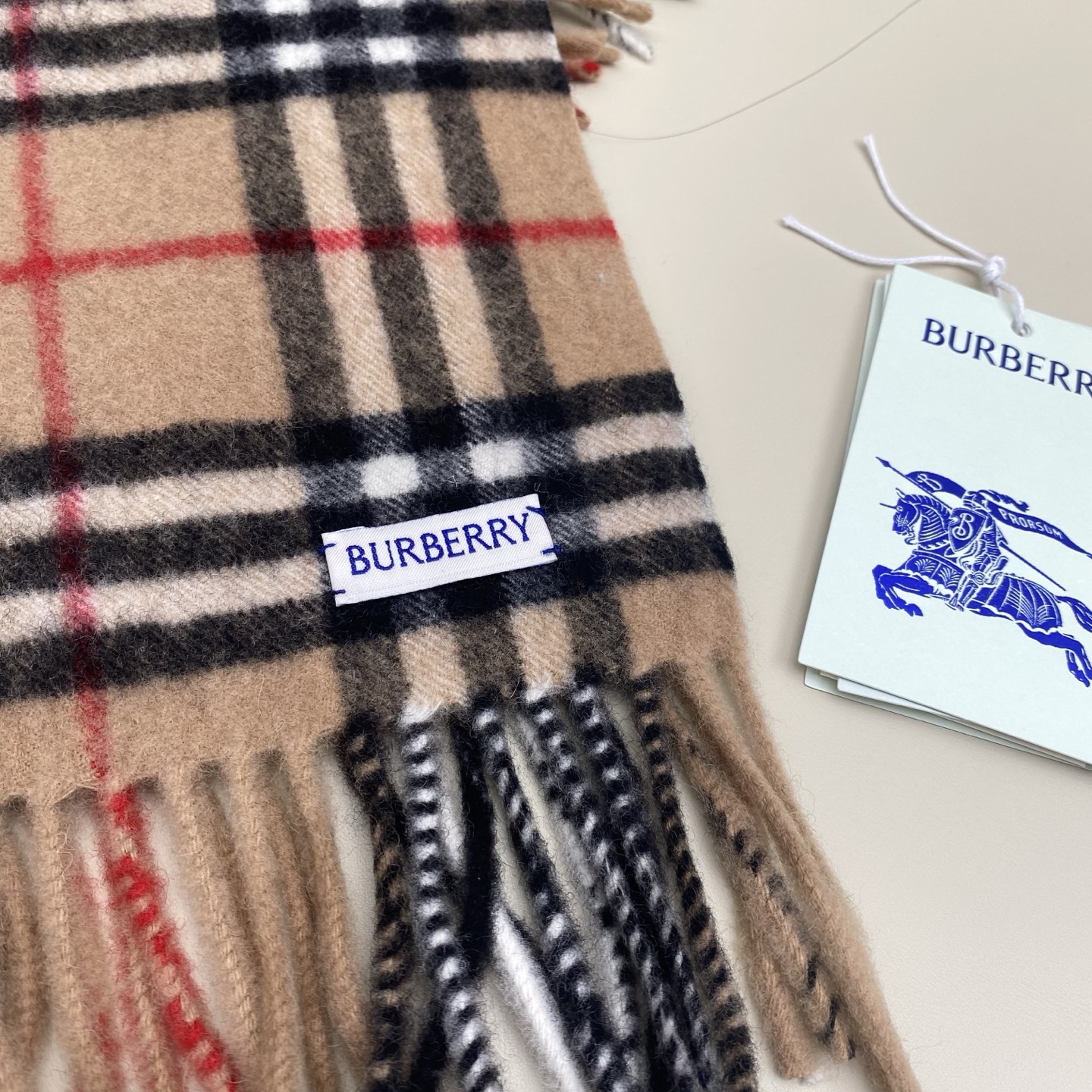  𝐁𝐁𝐫 HaPPy格纹流苏围巾
155*30cm.100%山羊绒
羊绒围巾装饰精纺 Burberry 