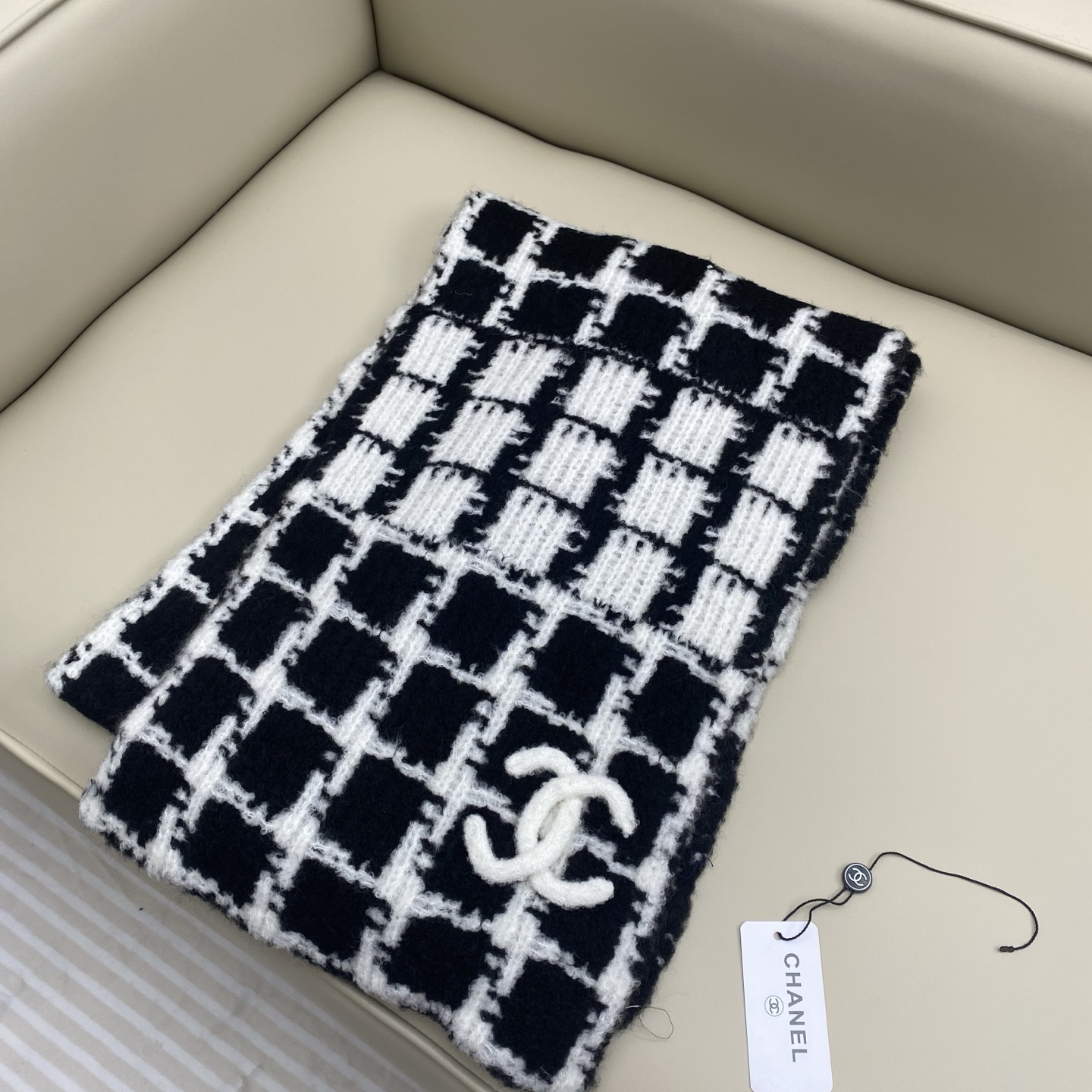  CHANEL 黑白格设计针织围巾，
优雅气质系列，100%羊绒，触感柔软似棉花蓬松，亲肤舒适～