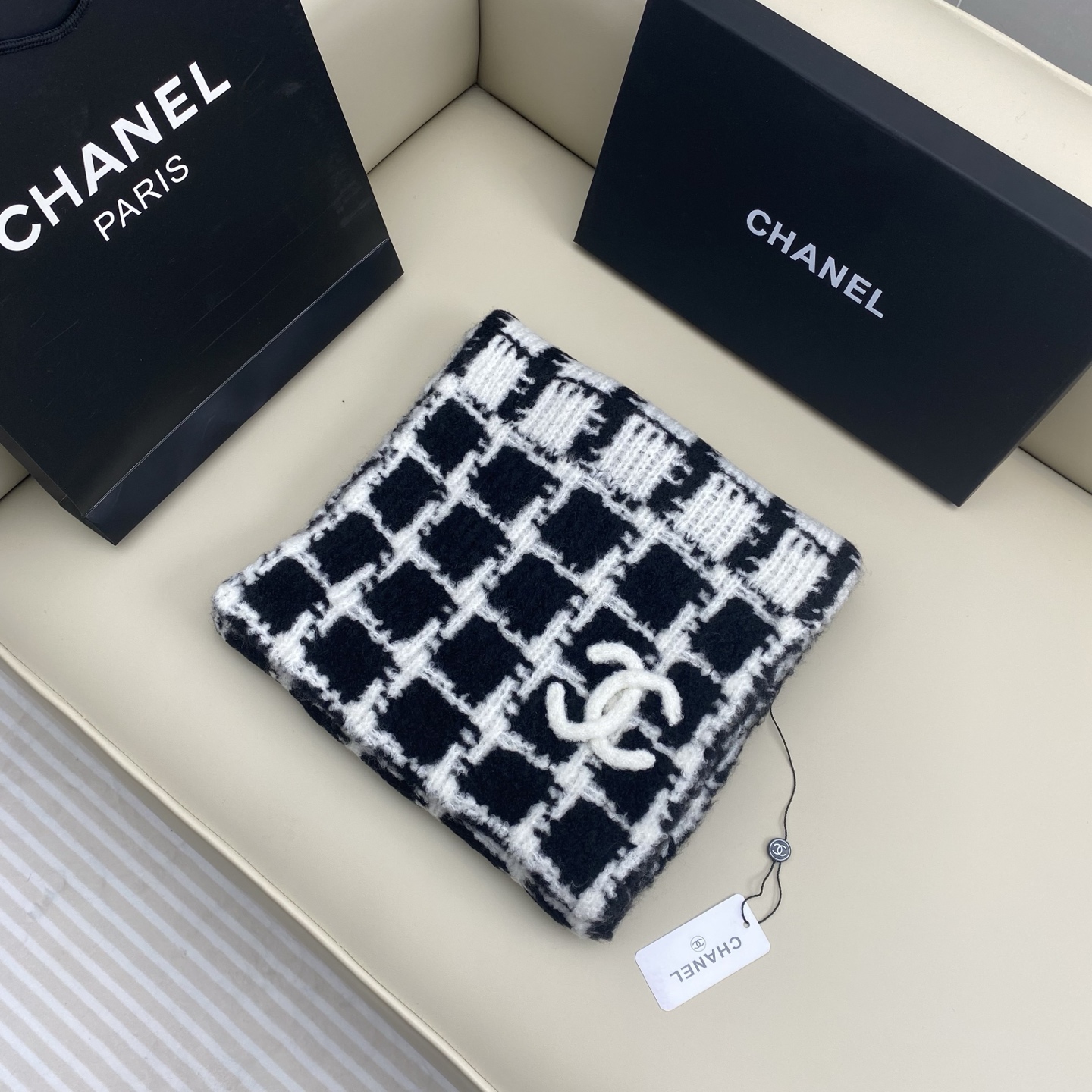  CHANEL 黑白格设计针织围巾，
优雅气质系列，100%羊绒，触感柔软似棉花蓬松，亲肤舒适～