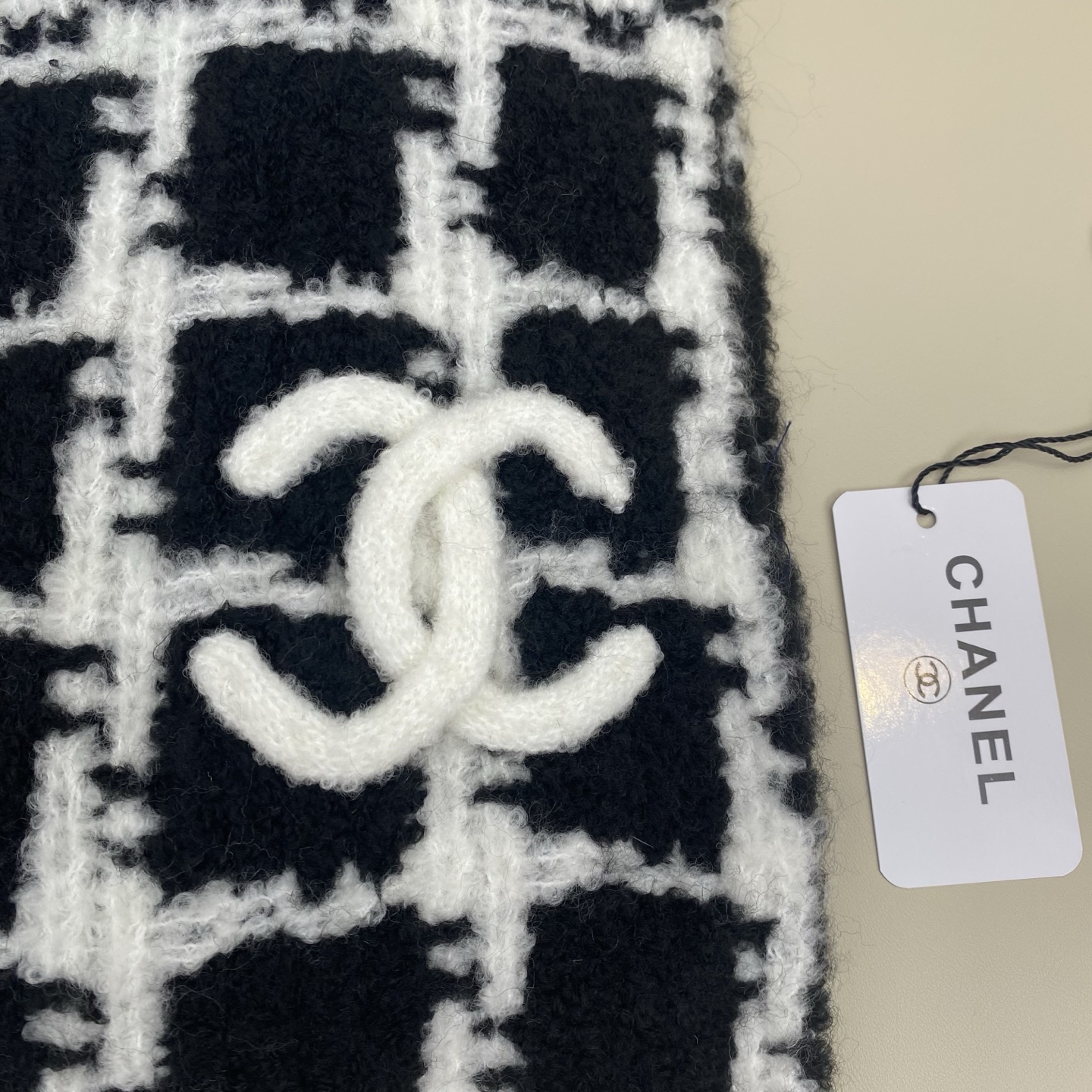  CHANEL 黑白格设计针织围巾，
优雅气质系列，100%羊绒，触感柔软似棉花蓬松，亲肤舒适～